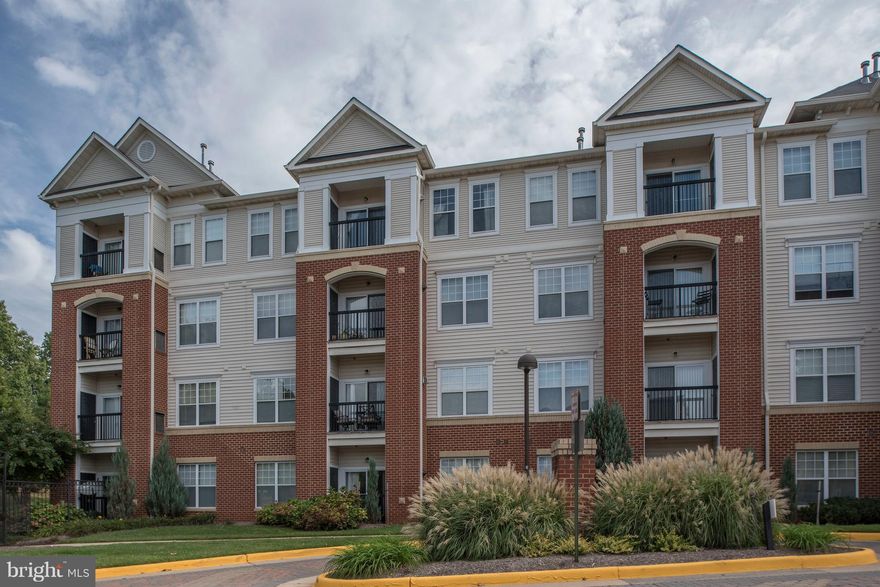 Beautiful one bedroom/one bath condo for rent!  Granite counter tops, stainless steel appliances & wood flooring!  Living/dining combo in an open floor plan.  Master bedroom w/walk in closet.  Washer/dryer in unit with extra desk/bookshelf nook.  Secure building w/elevator. Parking included!  Plenty of street parking for guests.  Easy access to I-66, Rt 50 and Fair Oaks Mall & Fairfax Town Center!