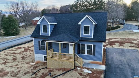 200 ROBIN HOOD RD STAUNTON VA 24401