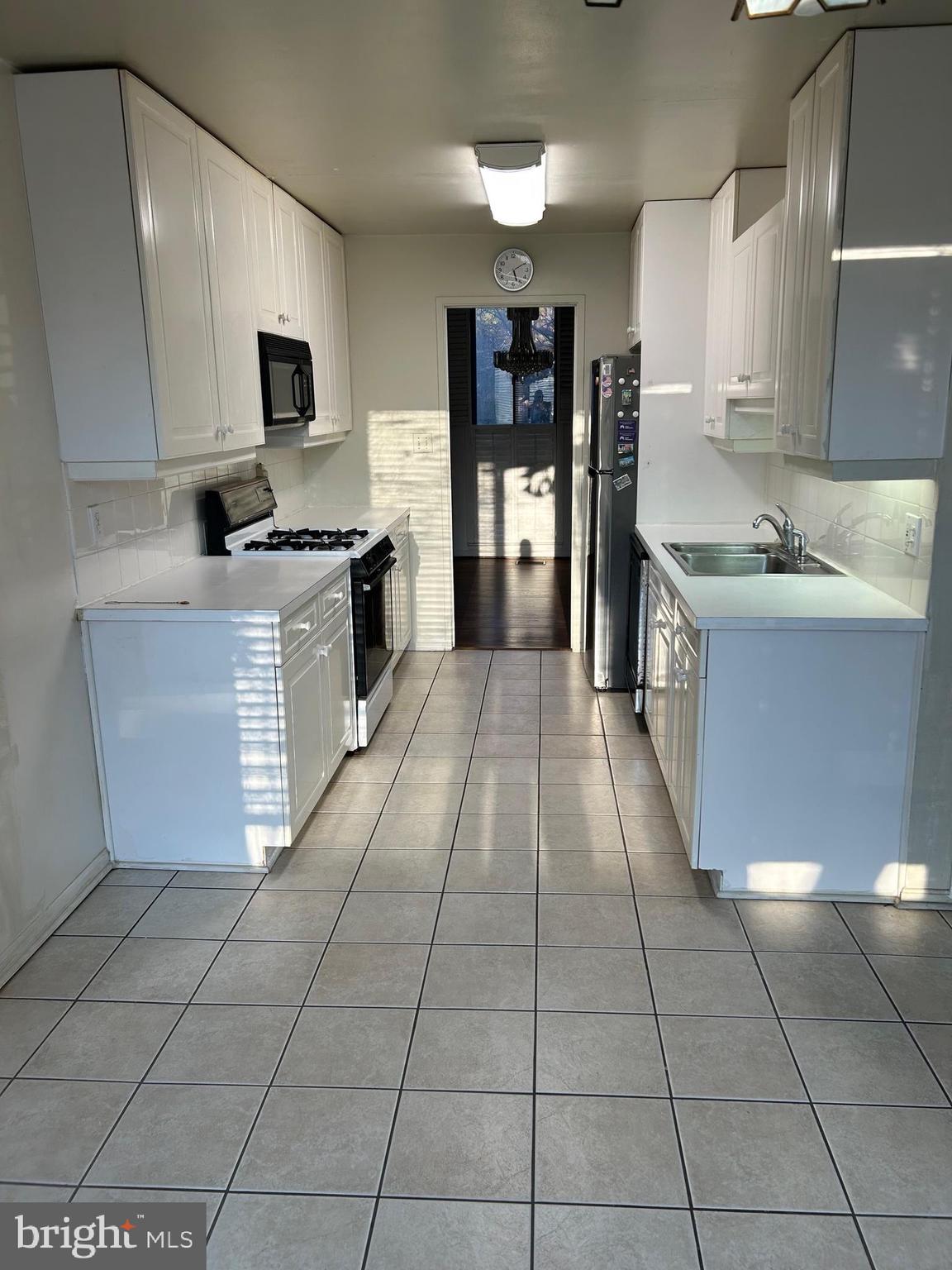 AMERICANA FAIRFAX - Residential