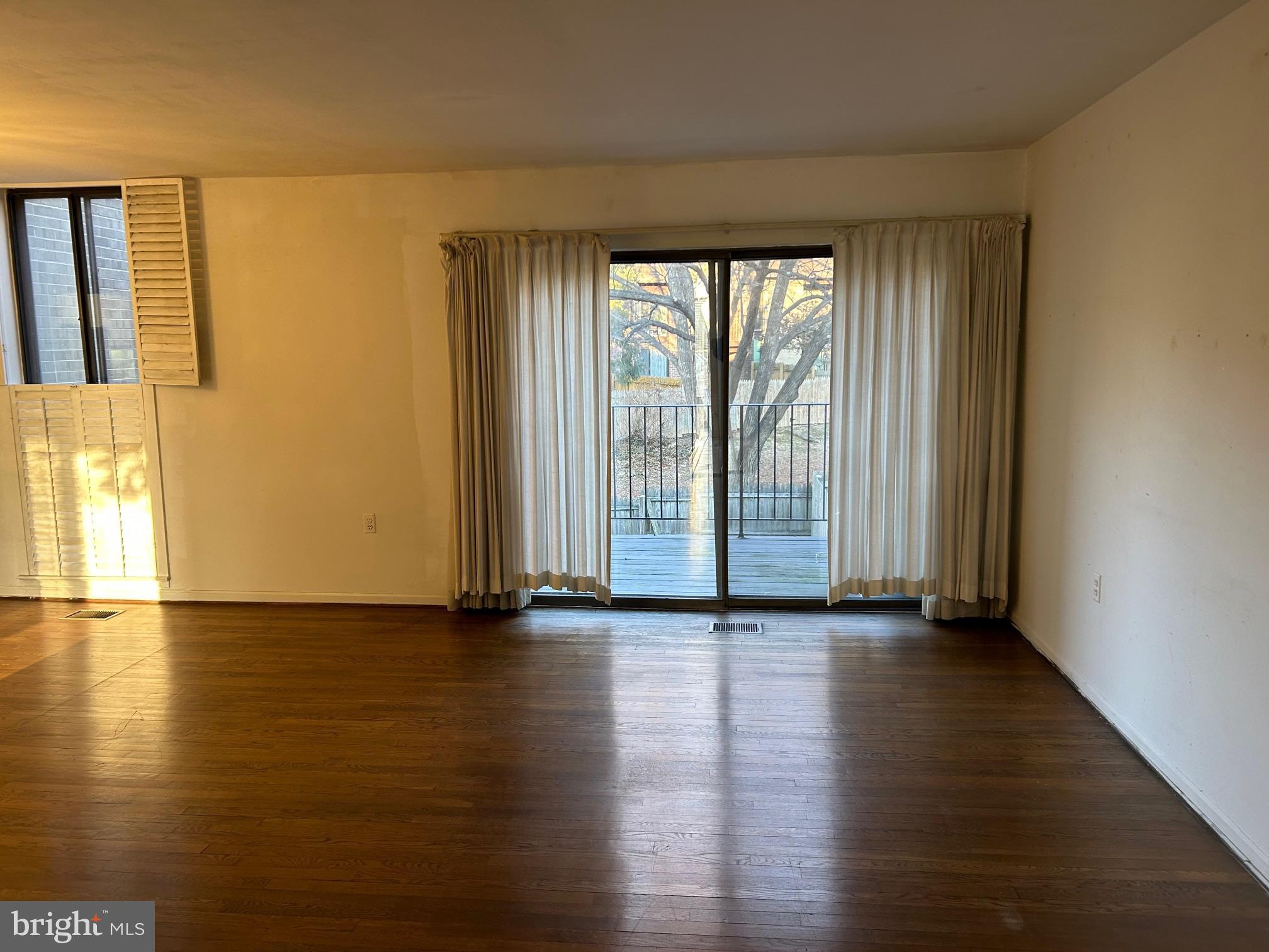 AMERICANA FAIRFAX - Residential