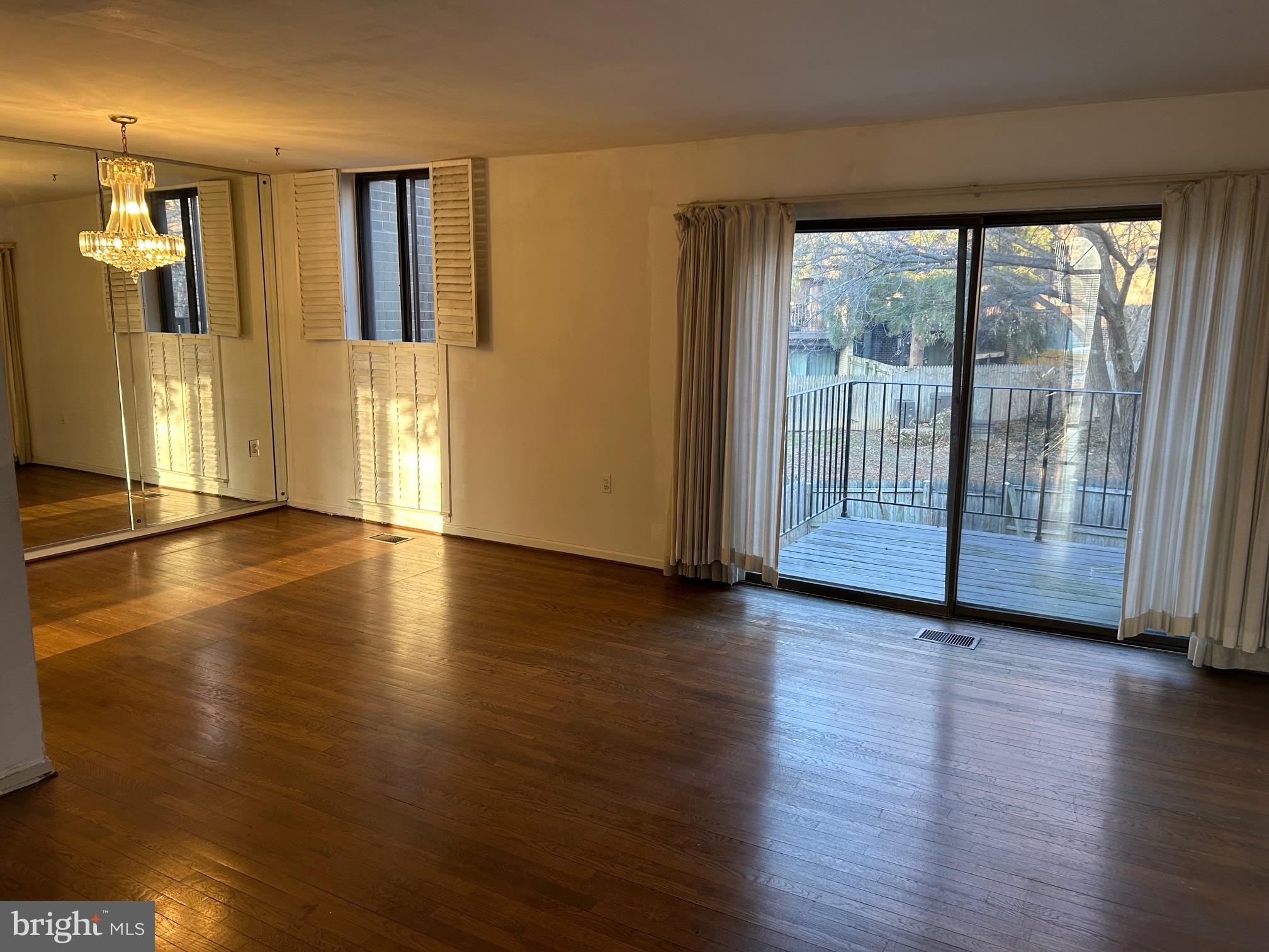 AMERICANA FAIRFAX - Residential