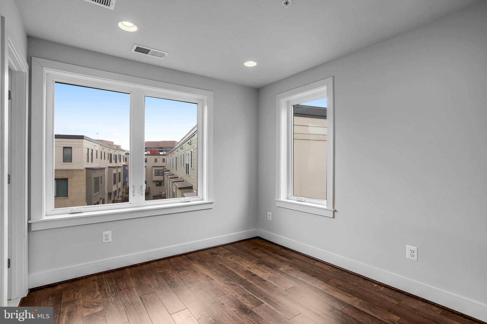 MONTGOMERY ROW - Residential