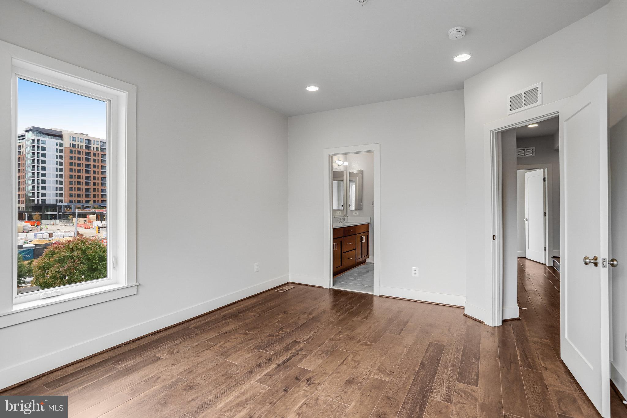 MONTGOMERY ROW - Residential