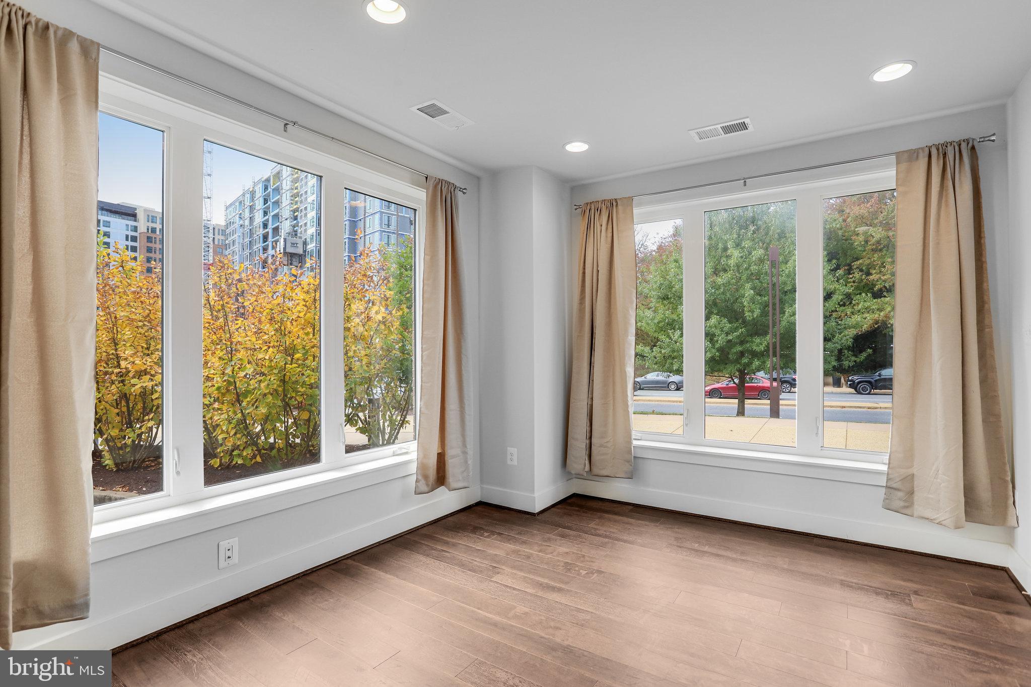 MONTGOMERY ROW - Residential