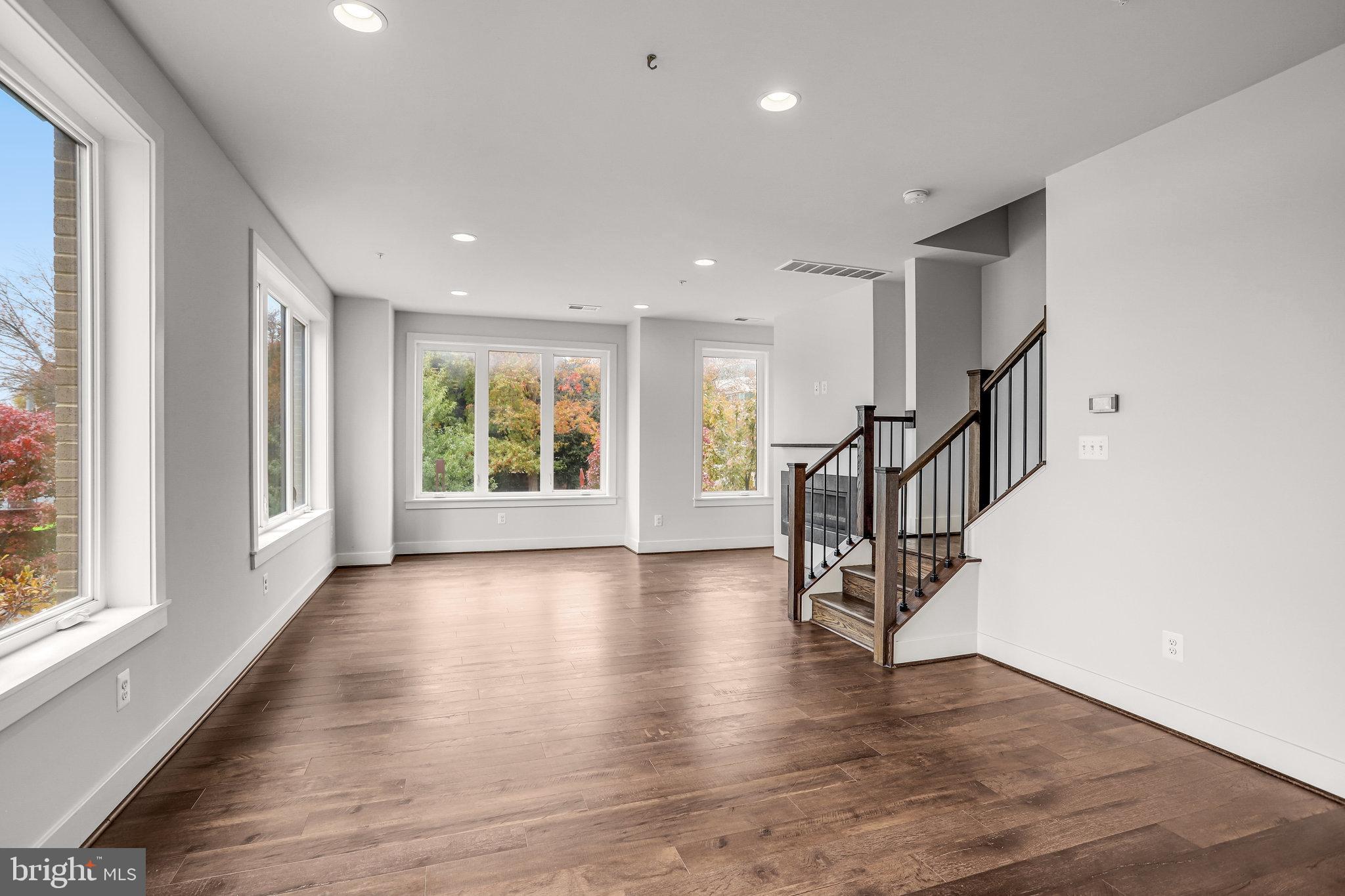 MONTGOMERY ROW - Residential