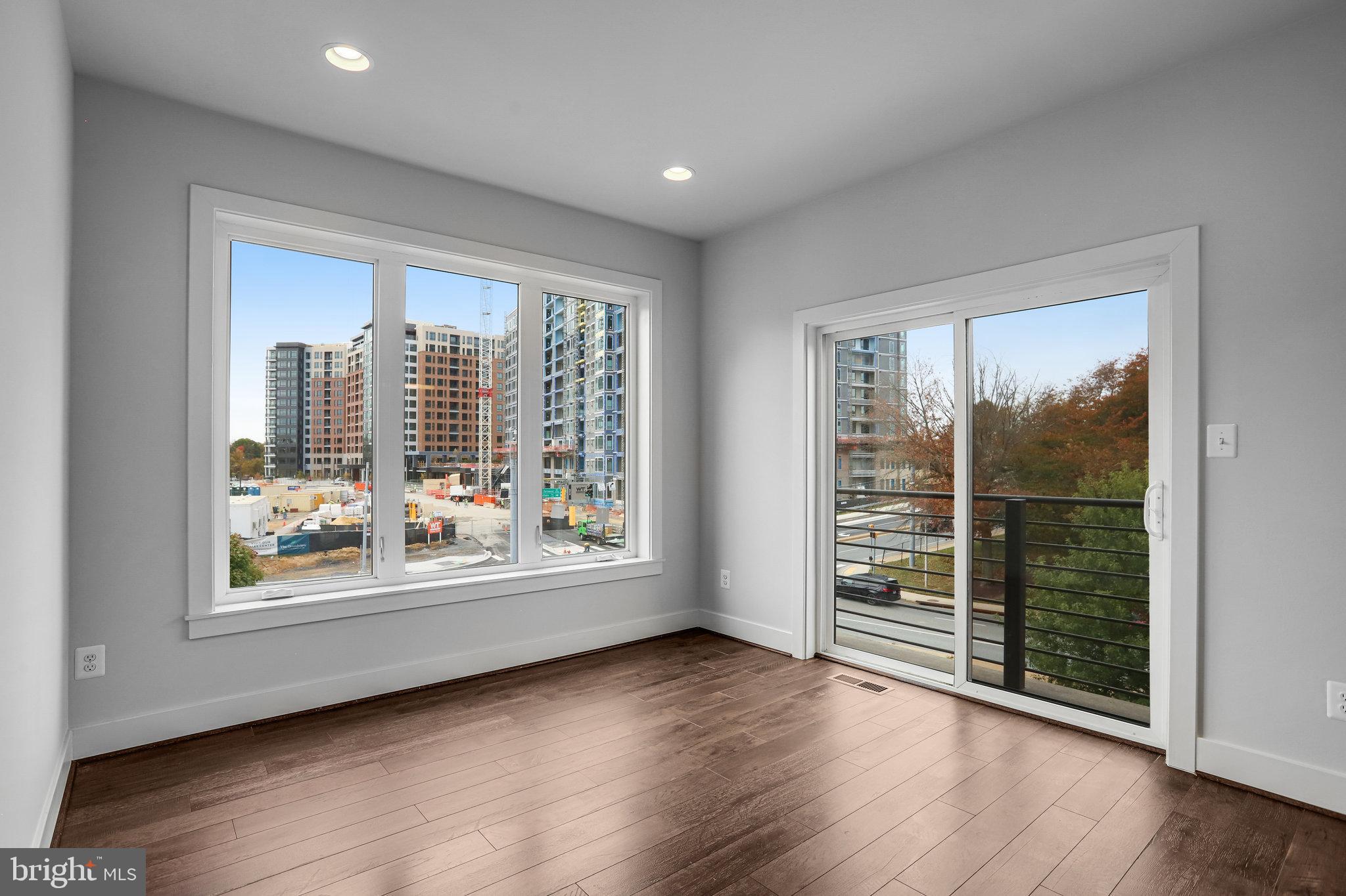 MONTGOMERY ROW - Residential