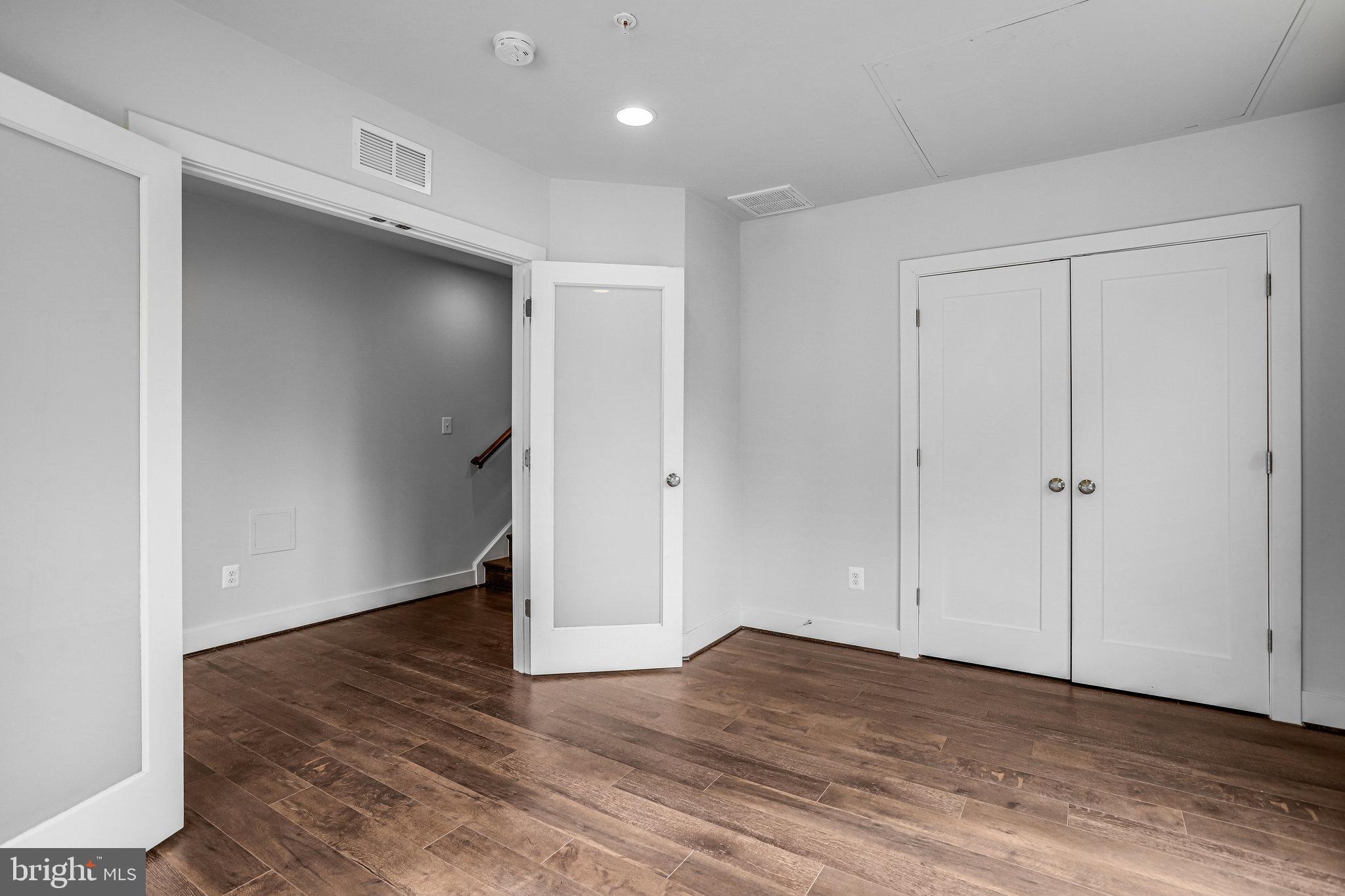 MONTGOMERY ROW - Residential