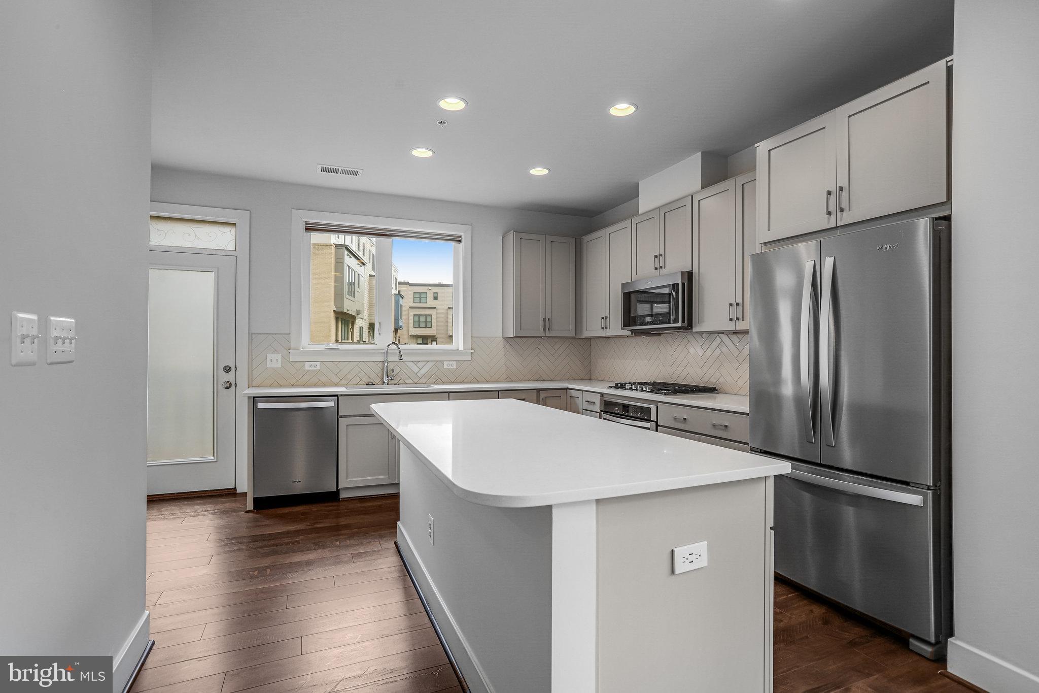 MONTGOMERY ROW - Residential