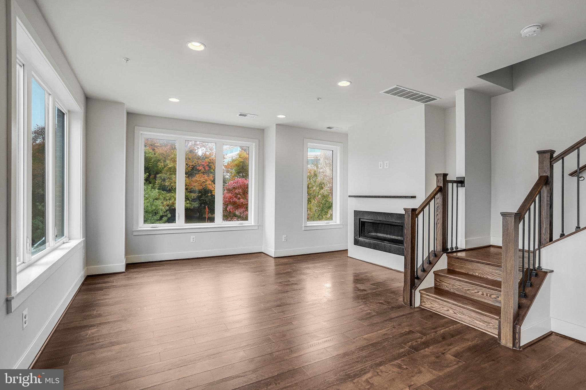 MONTGOMERY ROW - Residential