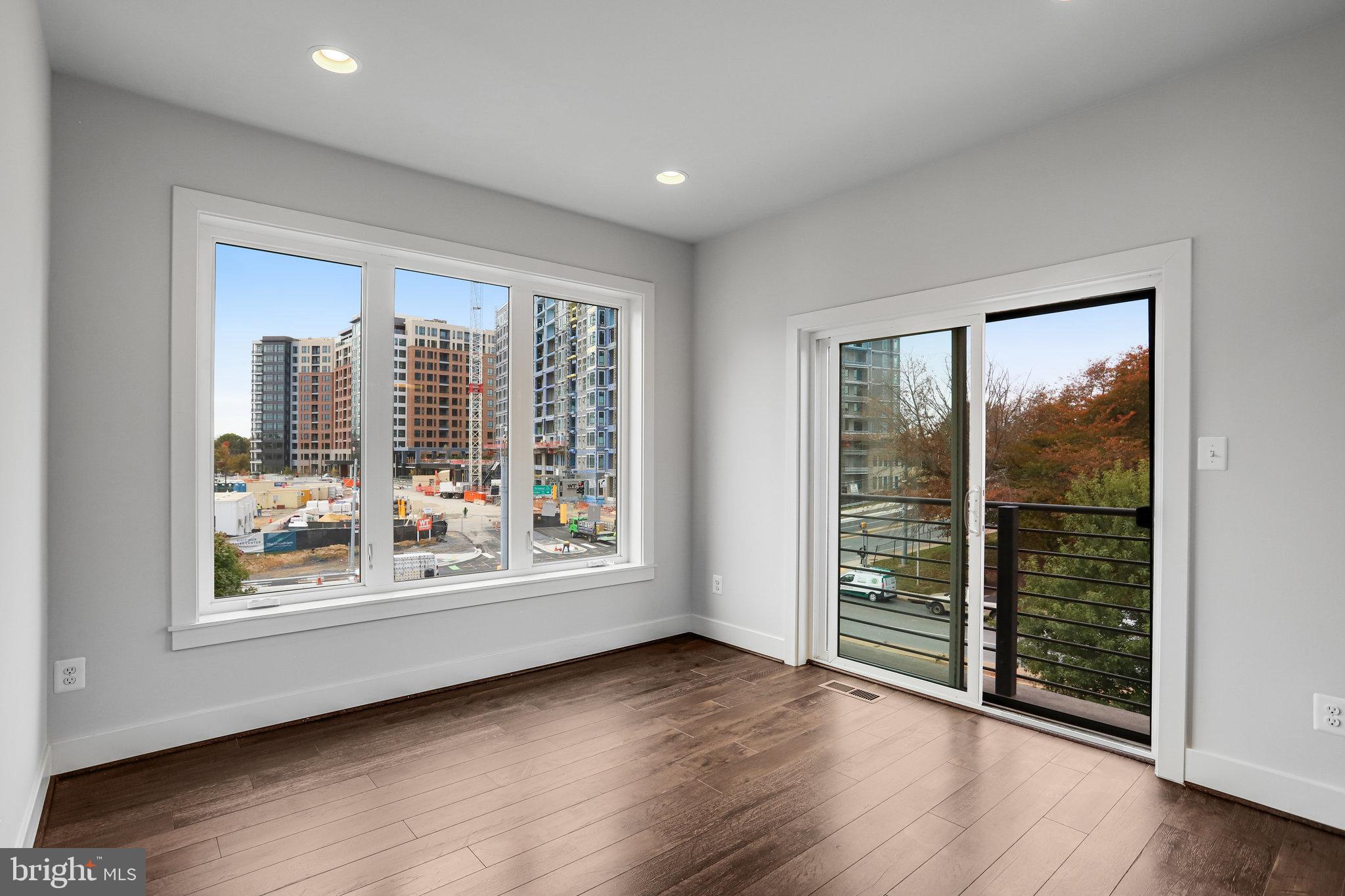 MONTGOMERY ROW - Residential