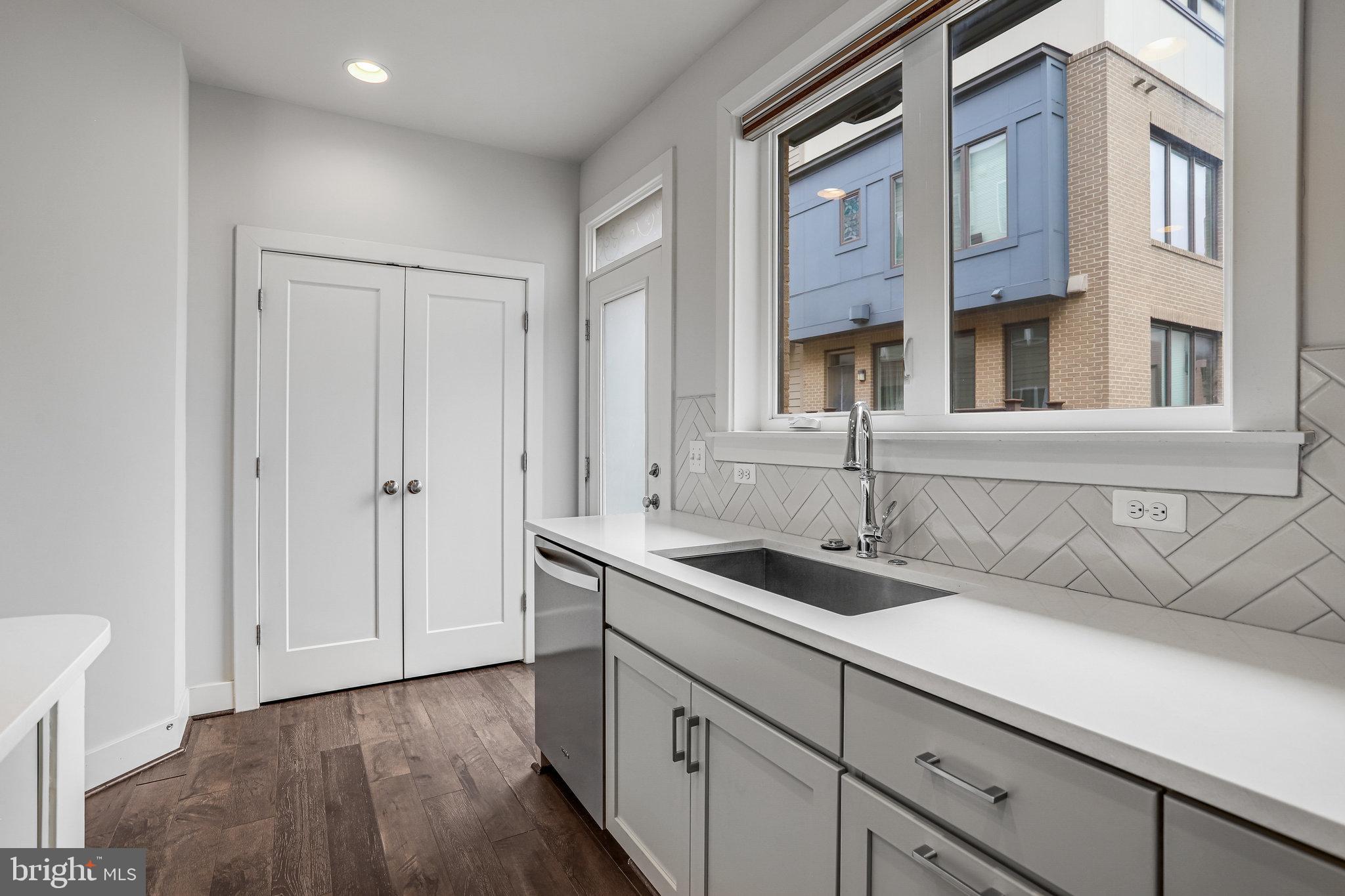 MONTGOMERY ROW - Residential