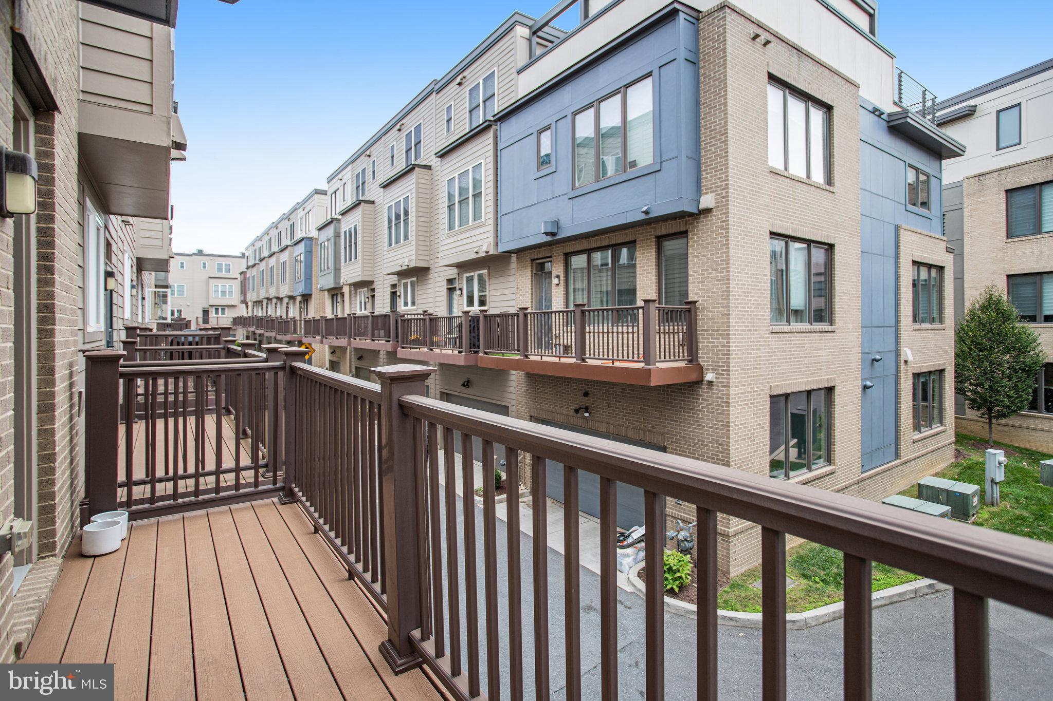 MONTGOMERY ROW - Residential