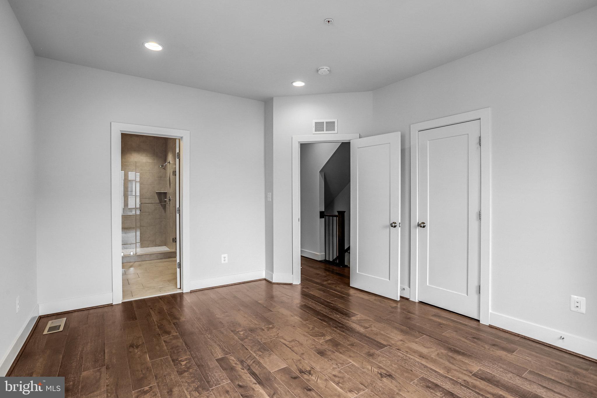 MONTGOMERY ROW - Residential