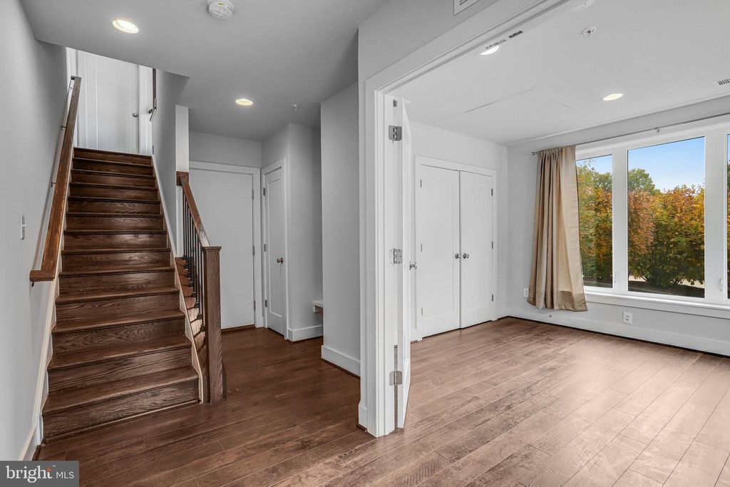 Photo of 6940 Rockledge Drive, BETHESDA, MD 20817 (MLS # MDMC2206108)