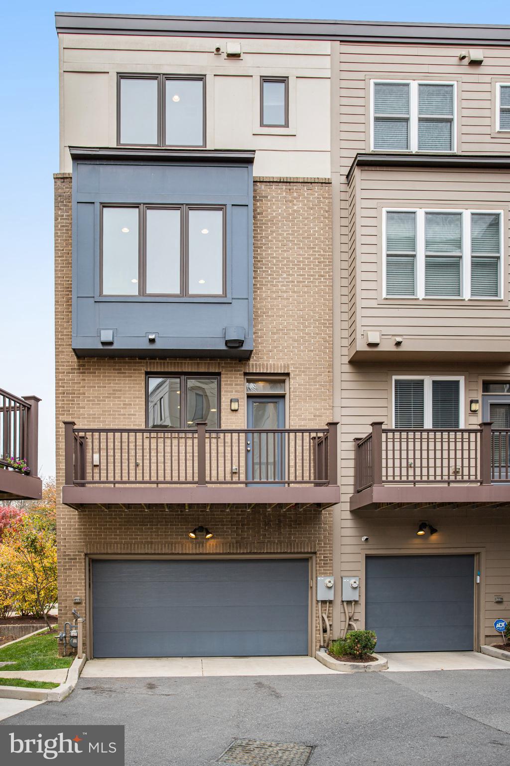 MONTGOMERY ROW - Residential