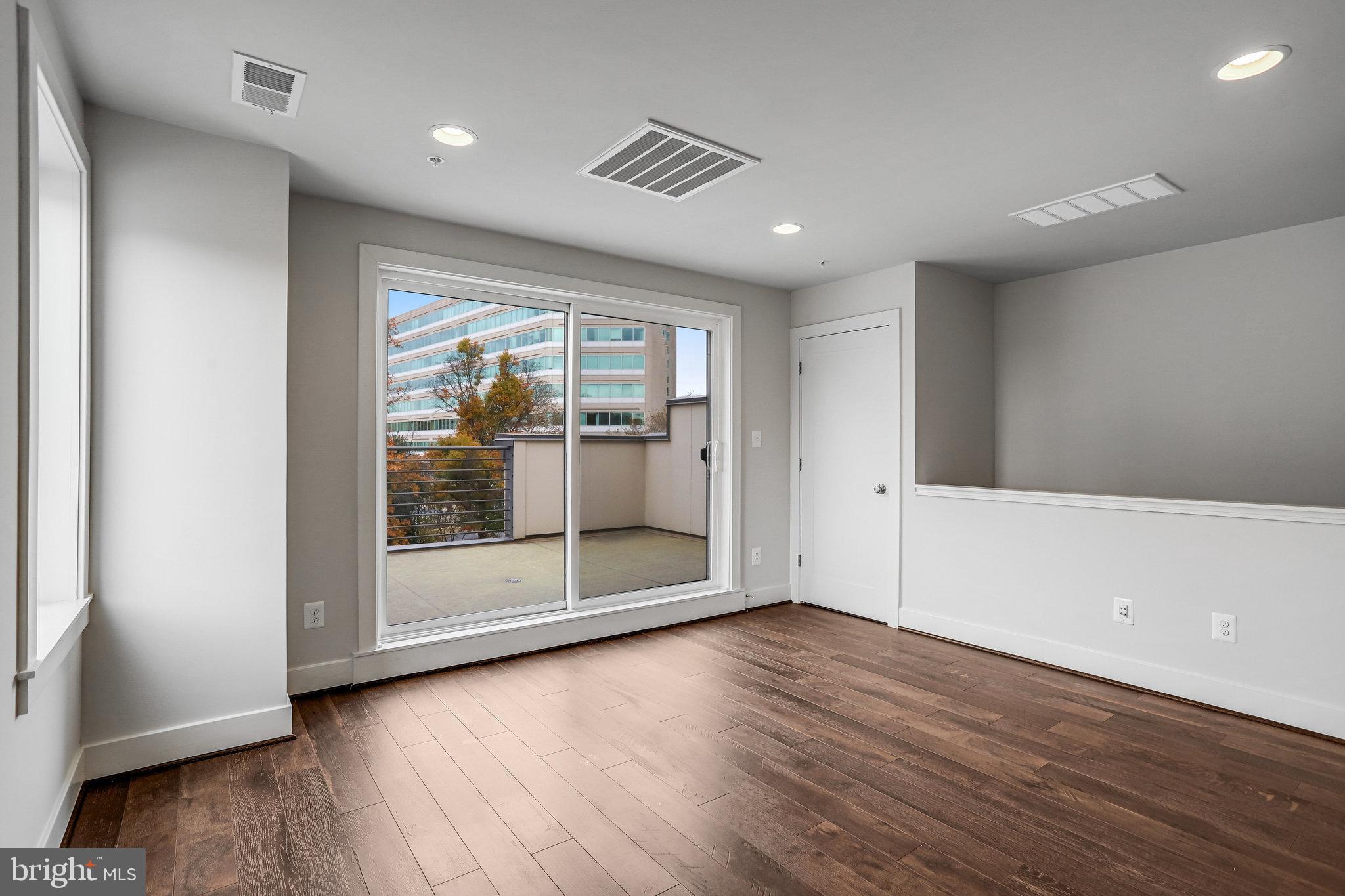 MONTGOMERY ROW - Residential