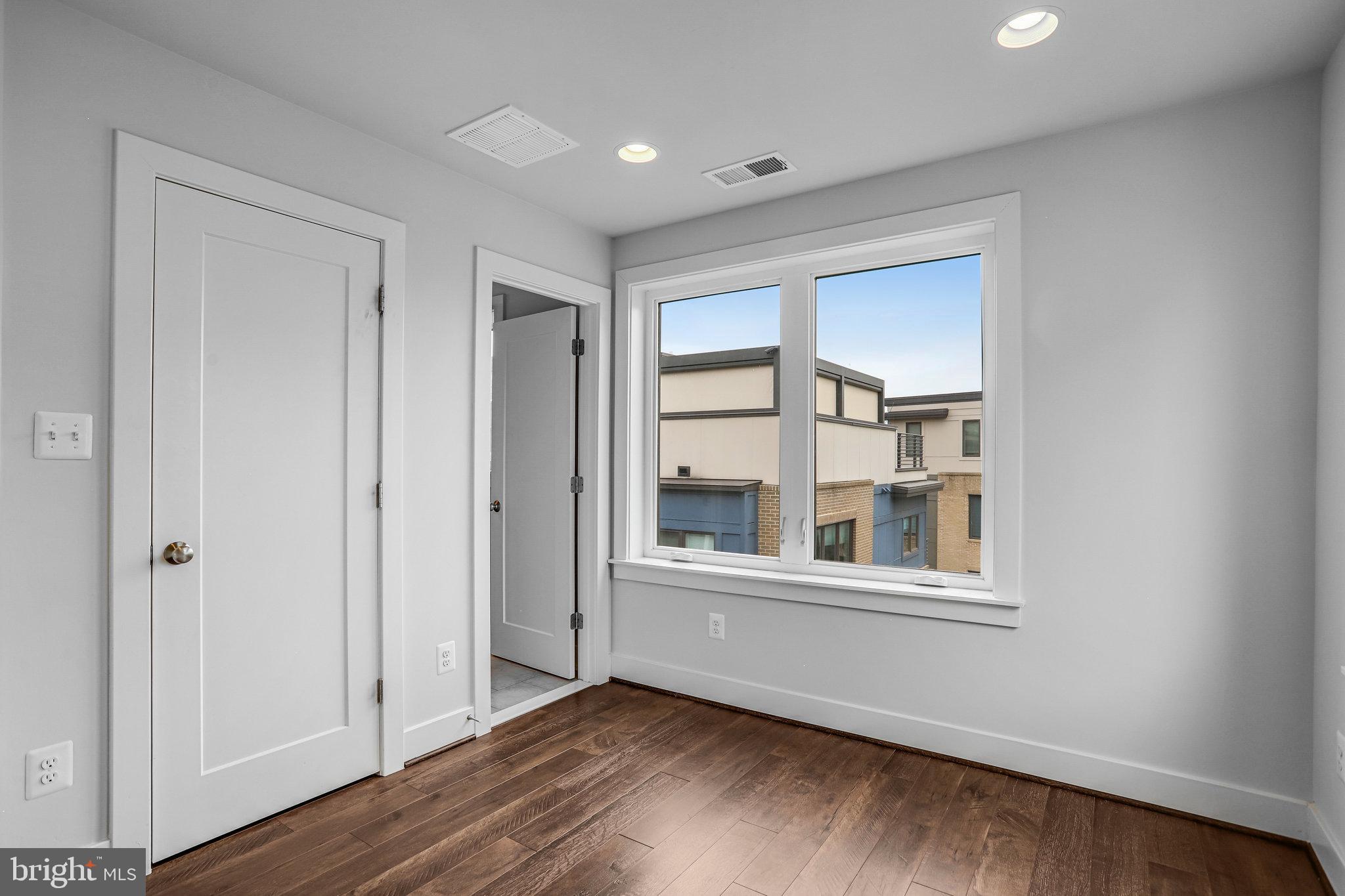 MONTGOMERY ROW - Residential