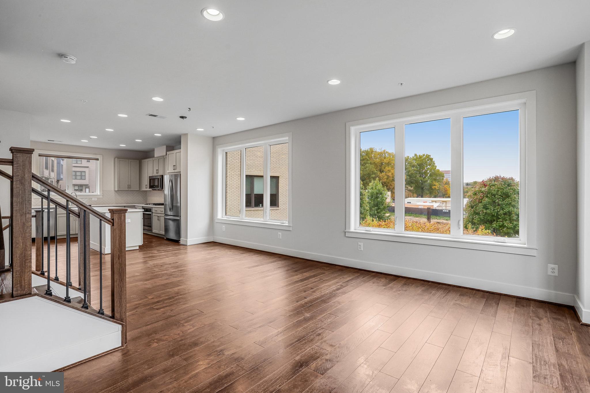 MONTGOMERY ROW - Residential