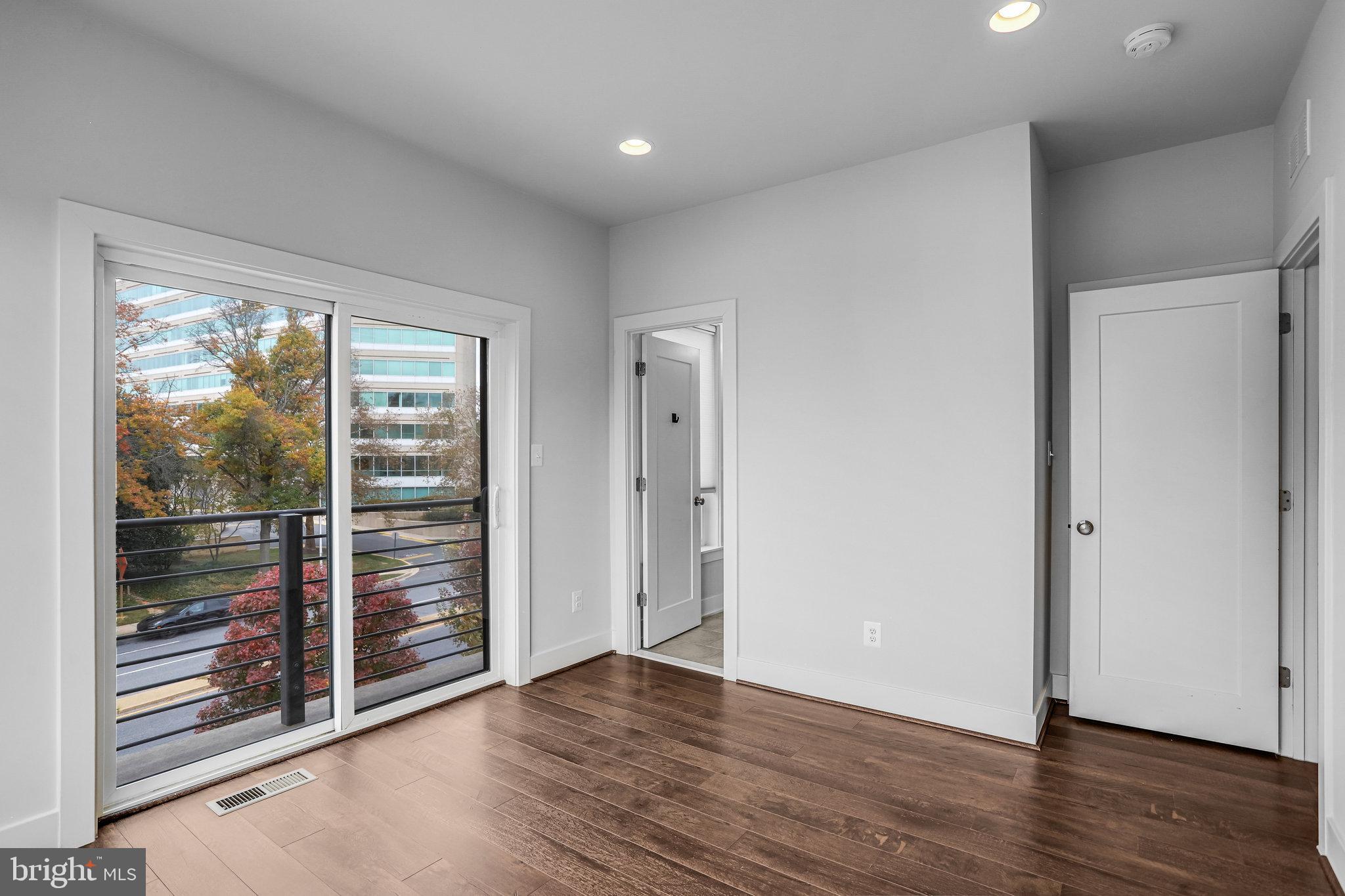 MONTGOMERY ROW - Residential