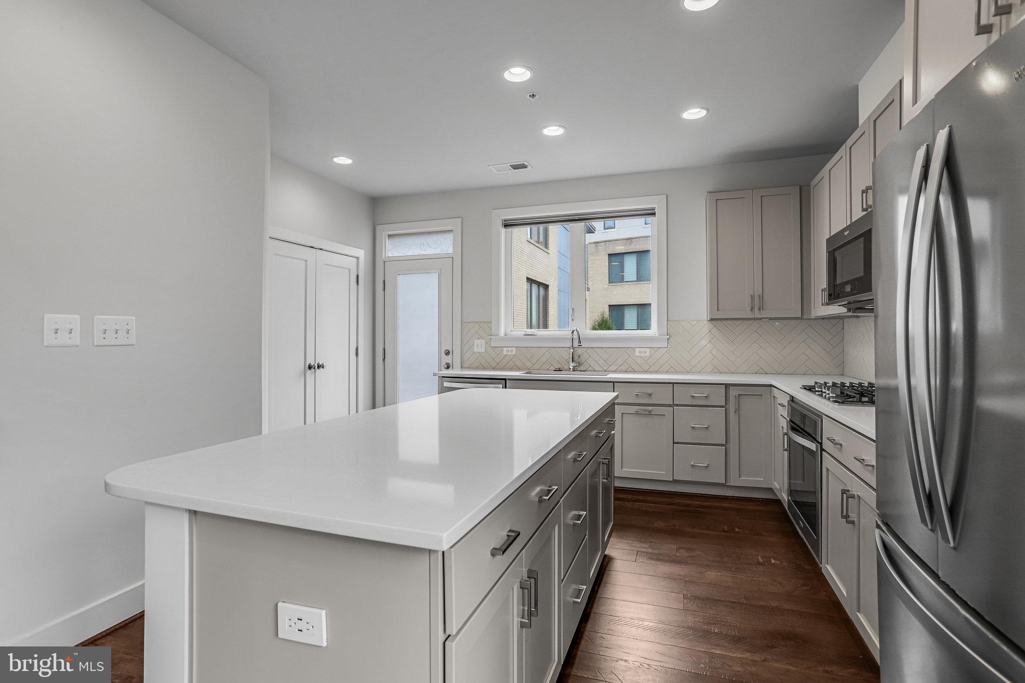 MONTGOMERY ROW - Residential