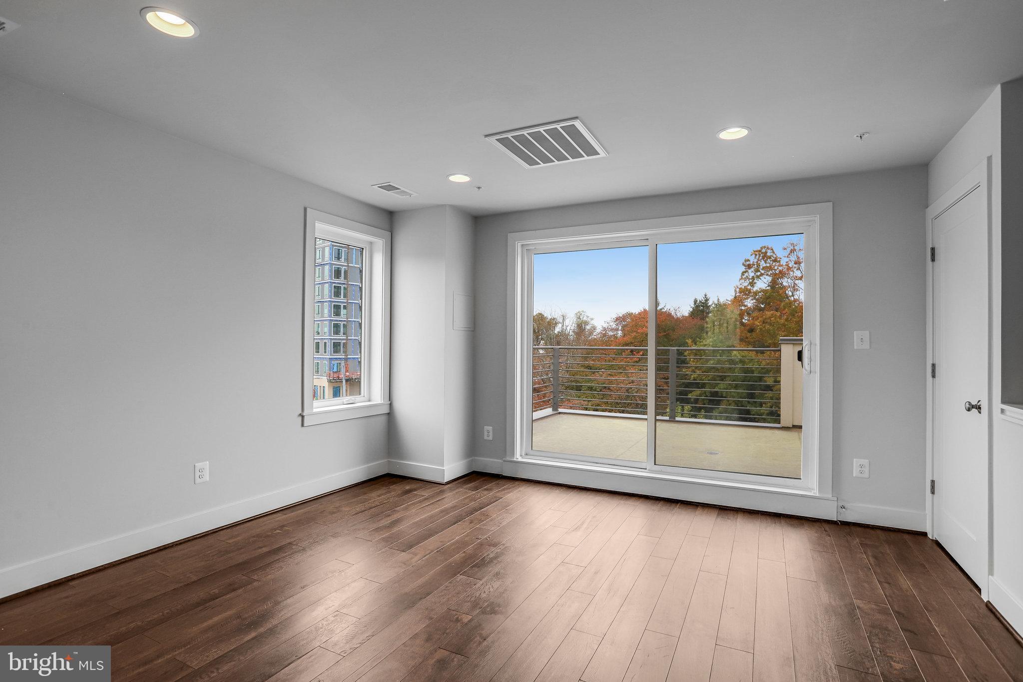 MONTGOMERY ROW - Residential