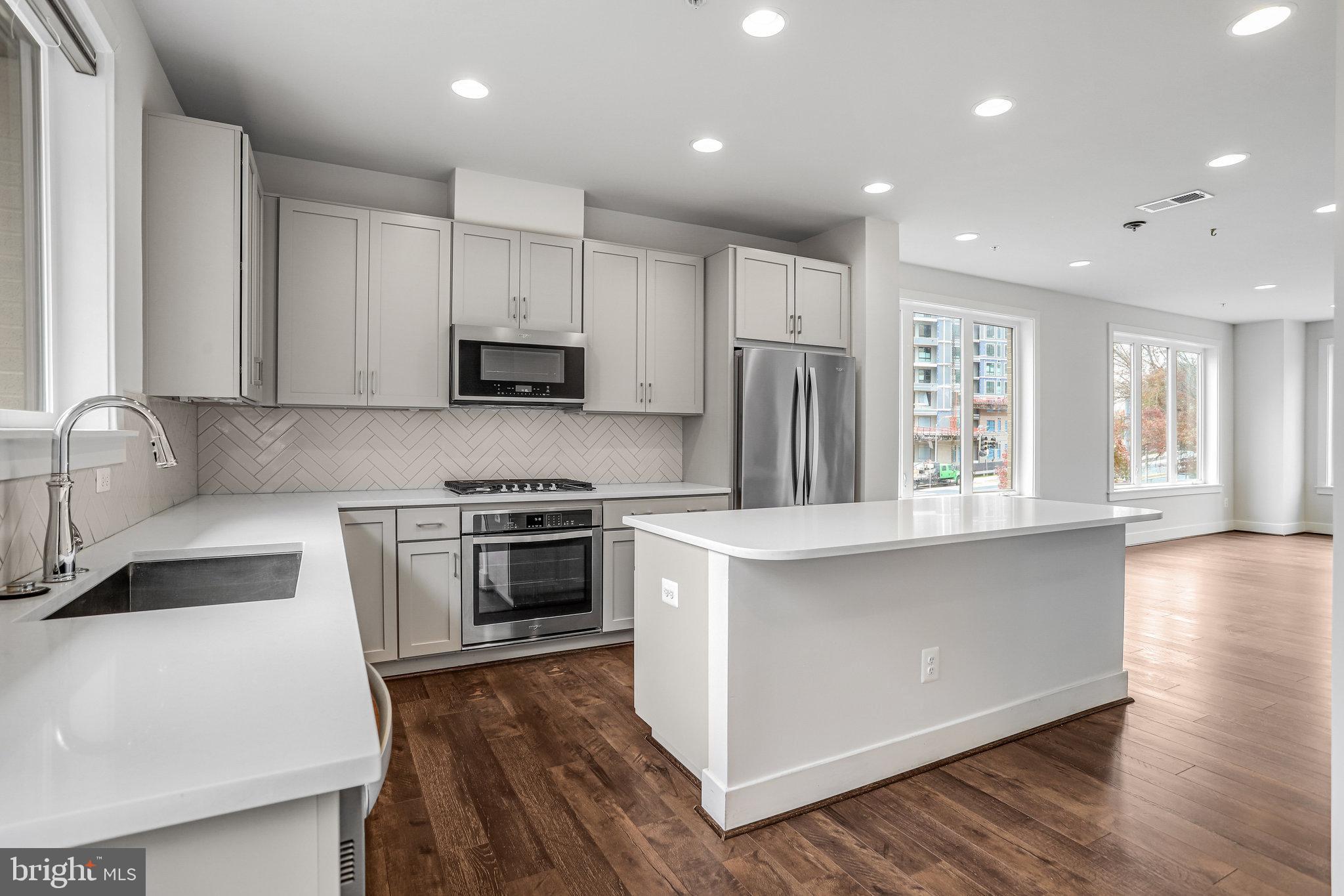 MONTGOMERY ROW - Residential