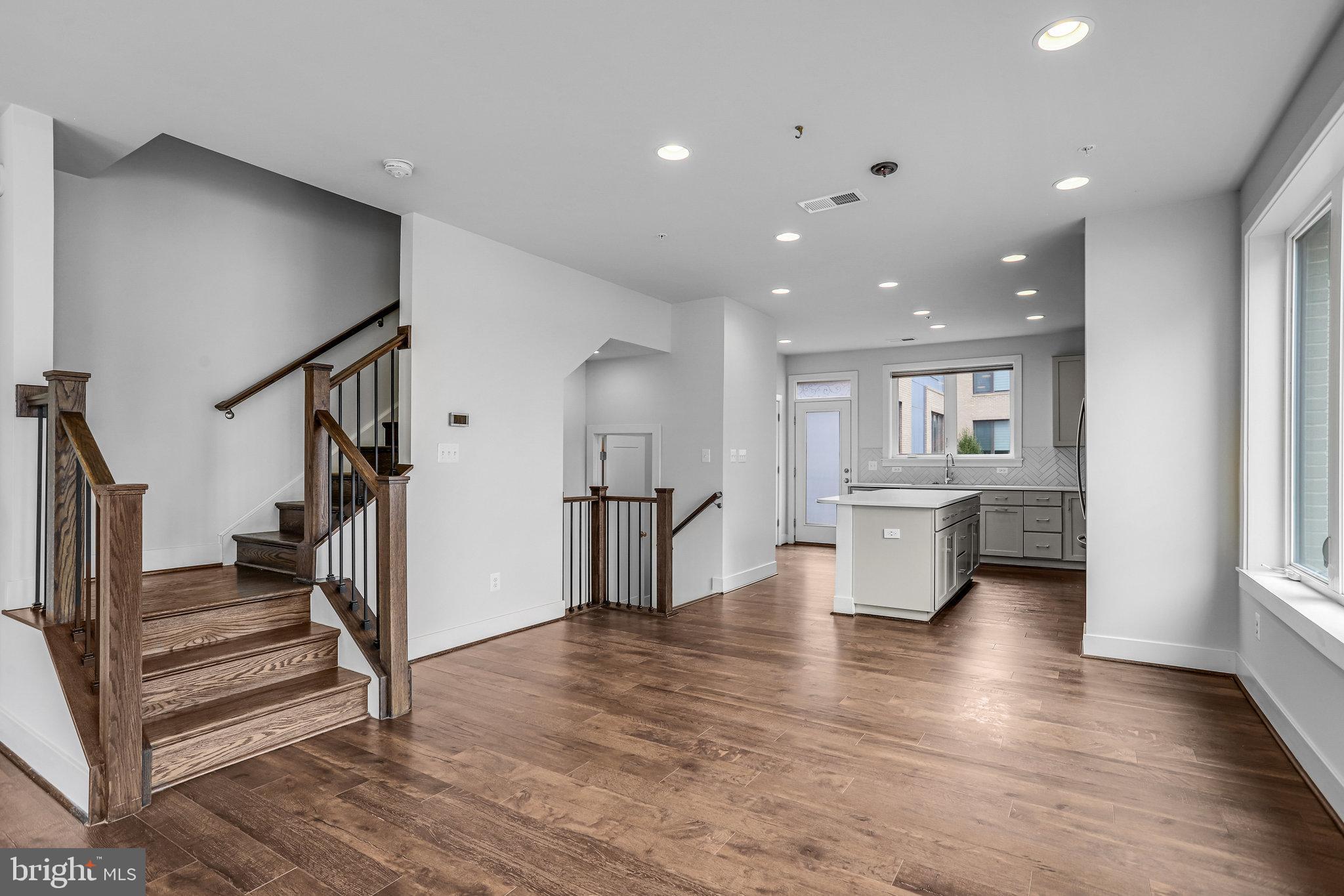 MONTGOMERY ROW - Residential