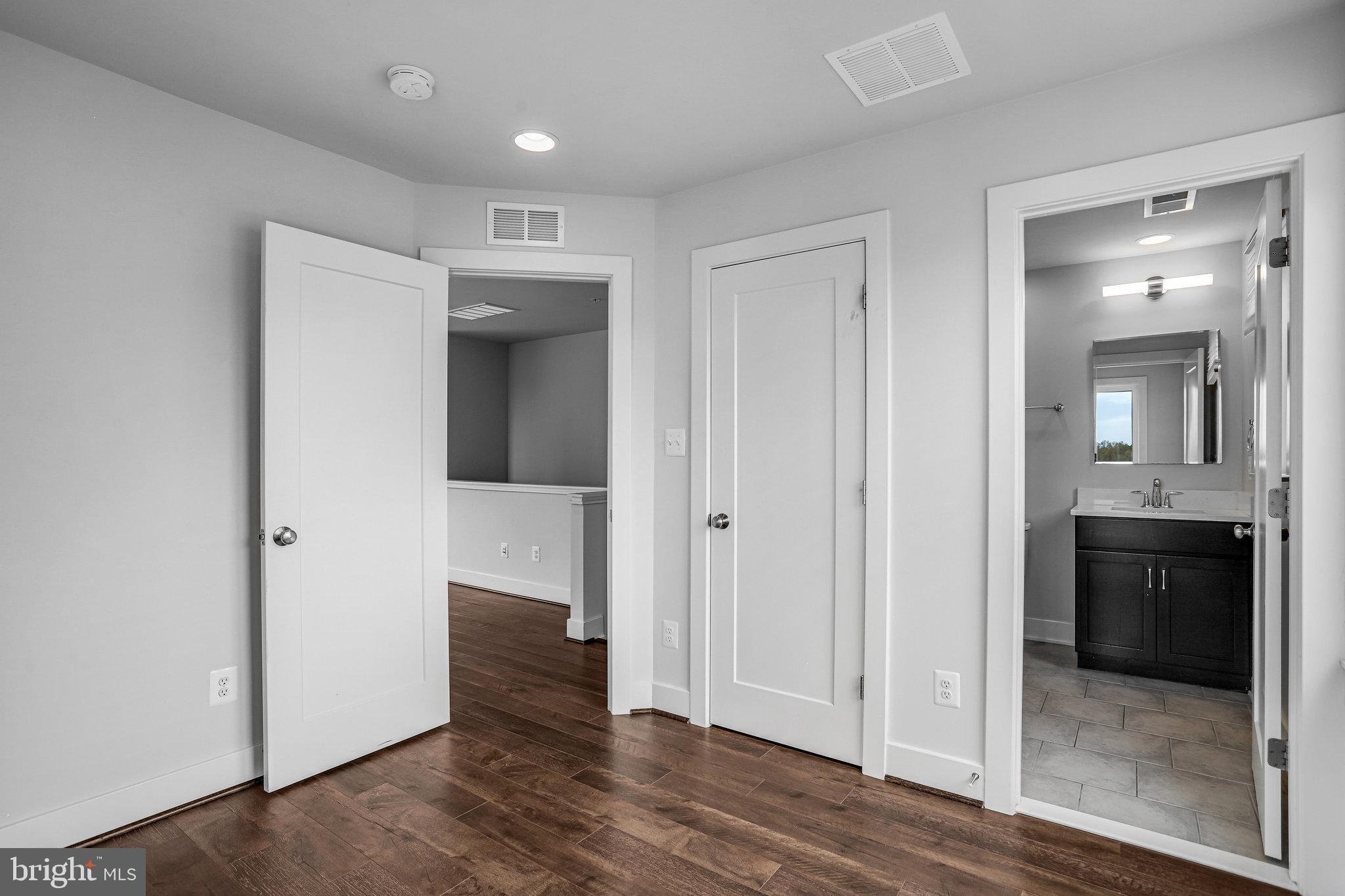 MONTGOMERY ROW - Residential