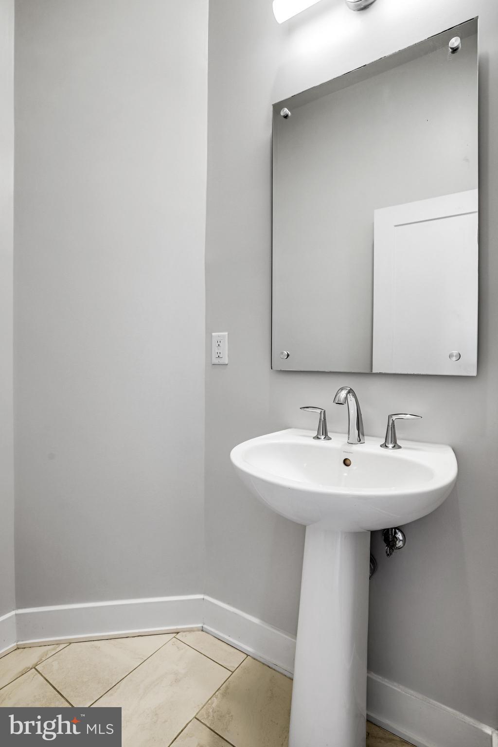 MONTGOMERY ROW - Residential