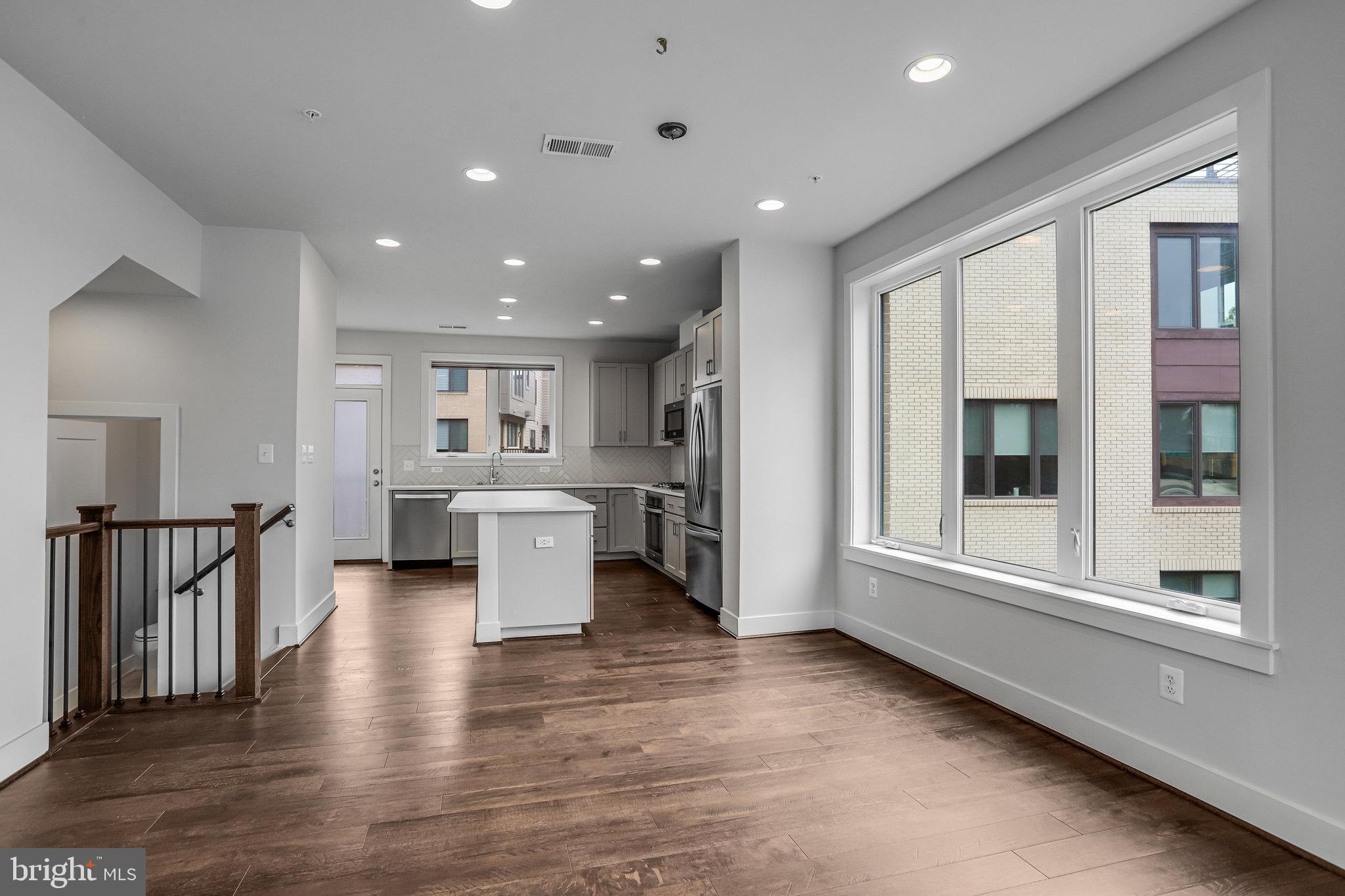 MONTGOMERY ROW - Residential