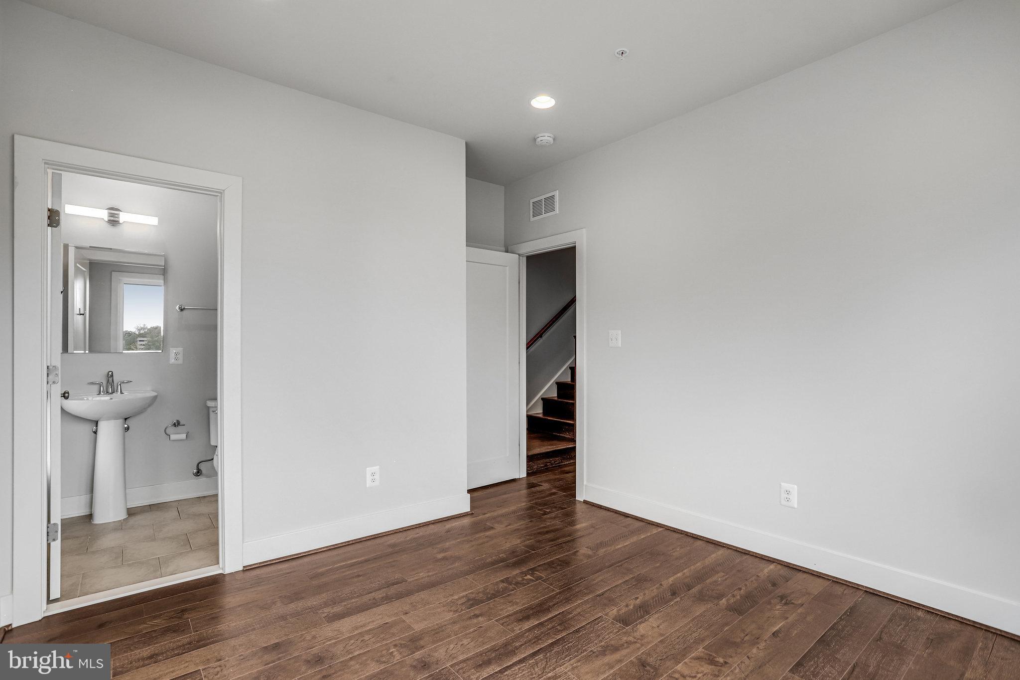 MONTGOMERY ROW - Residential