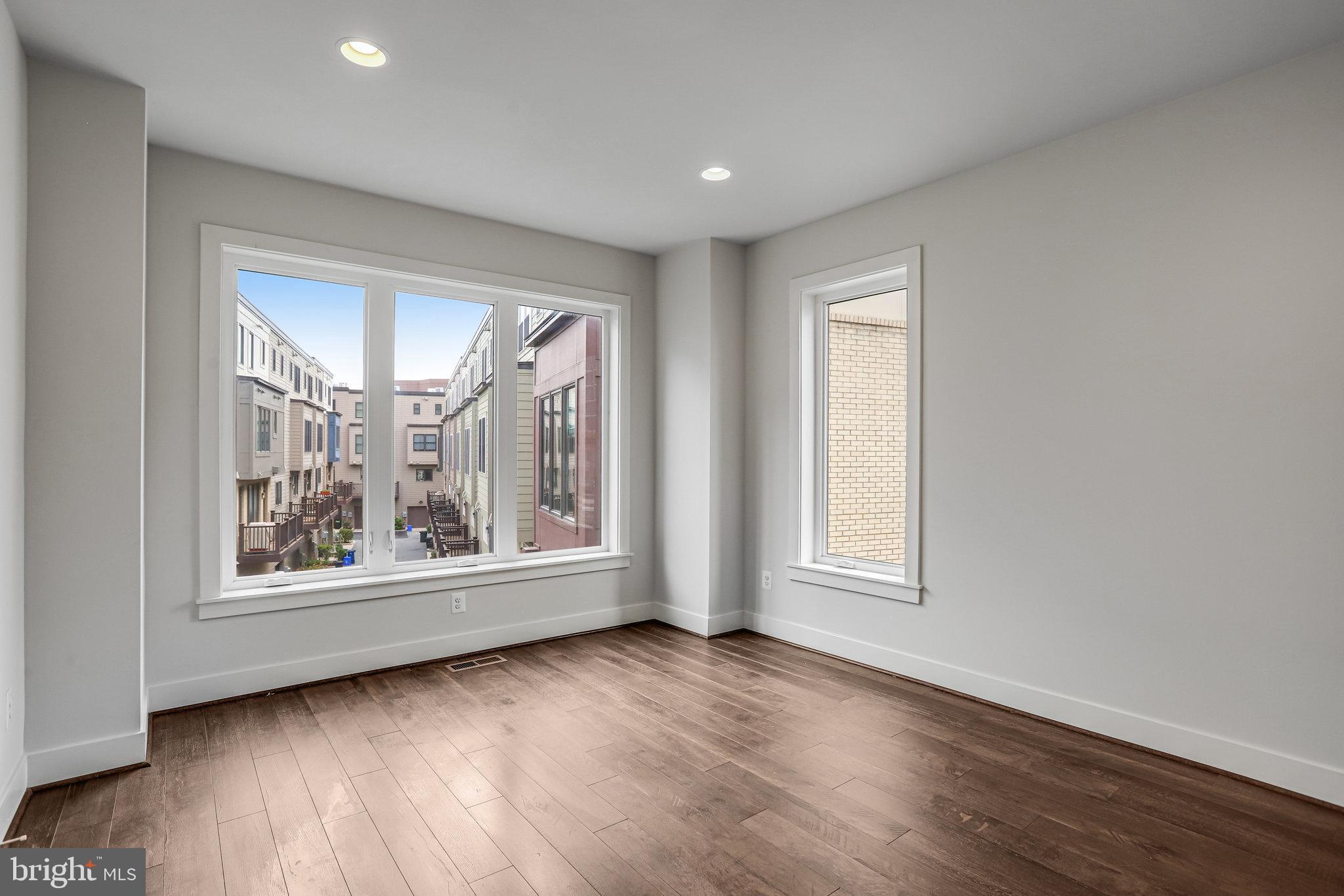 MONTGOMERY ROW - Residential