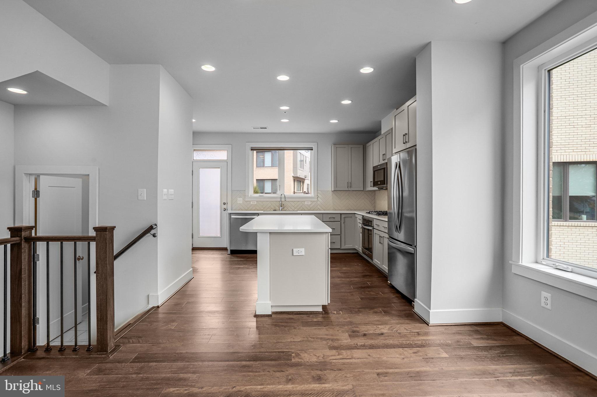 MONTGOMERY ROW - Residential