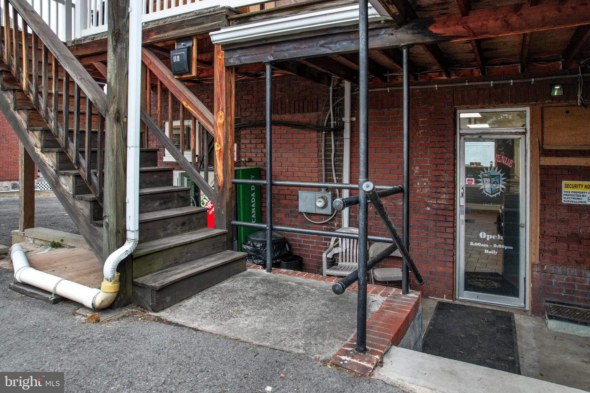 Main image without alt text