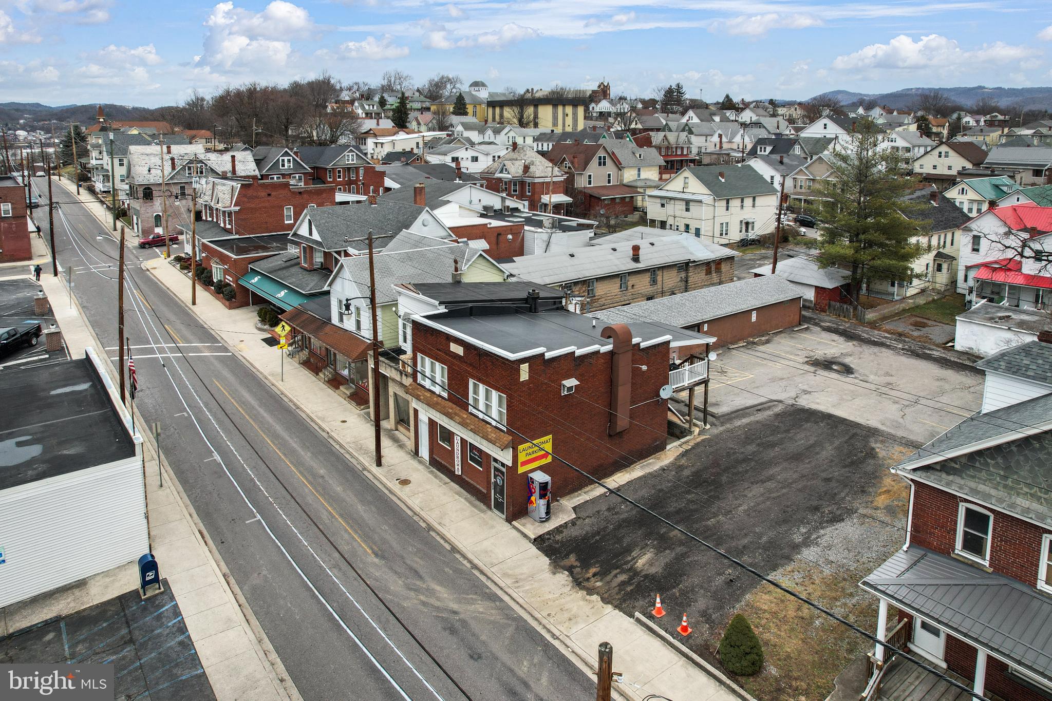 Main image without alt text