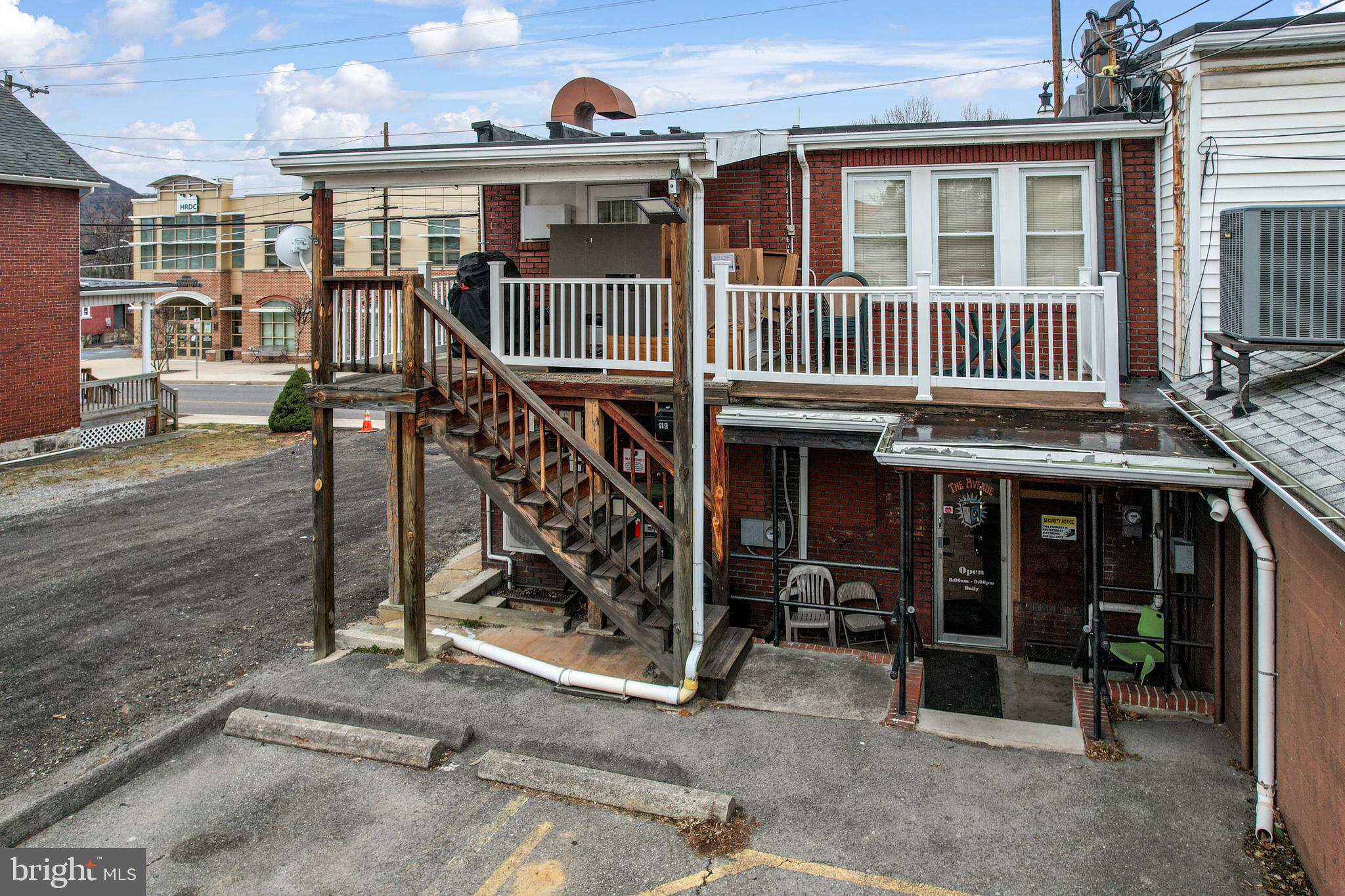 Main image without alt text