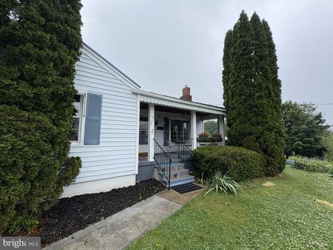 Photo of 303 Lee Street, FRONT ROYAL, VA 22630 (MLS # VAWR2014466)