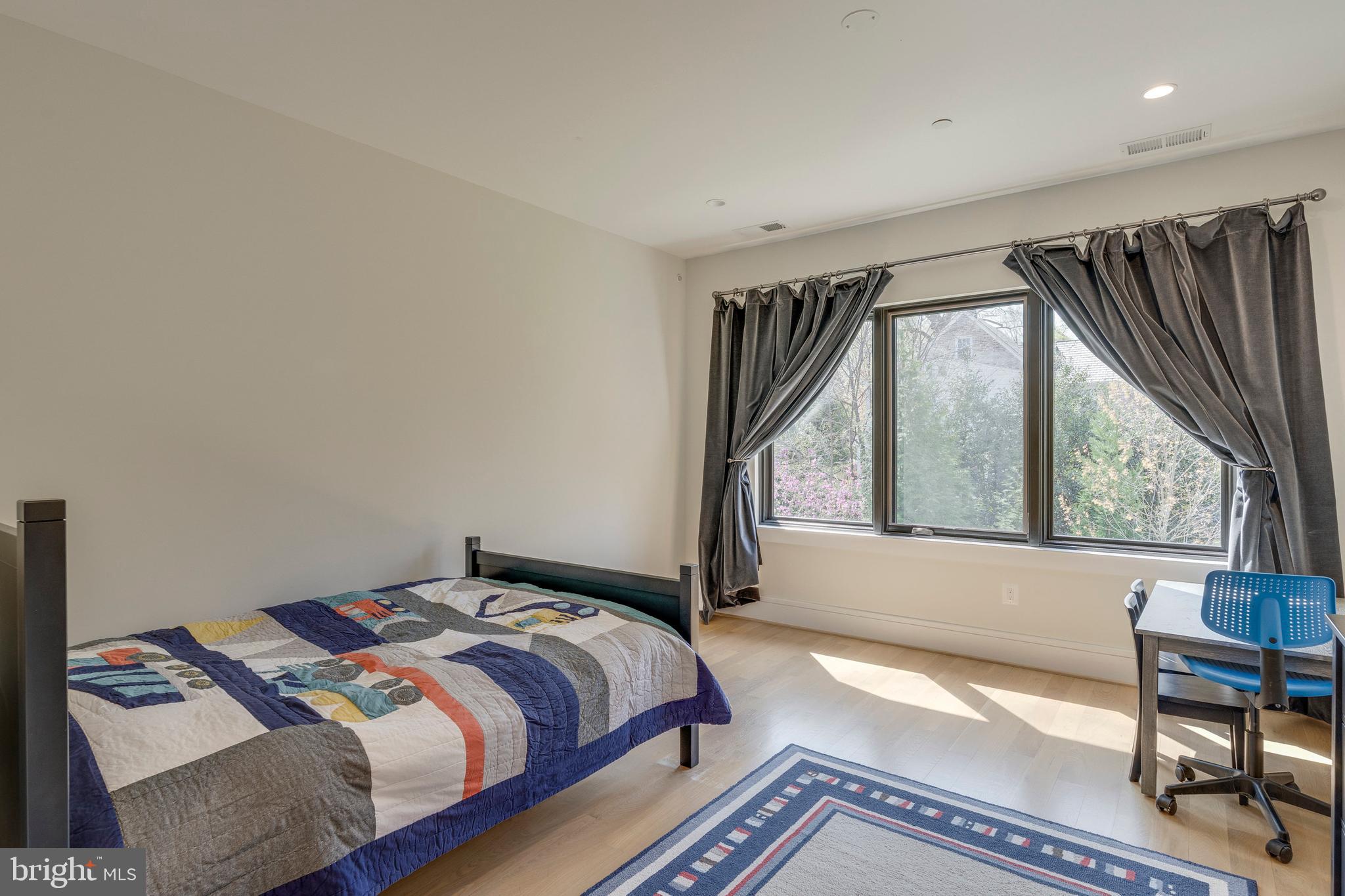 GREENWICH FOREST - Residential