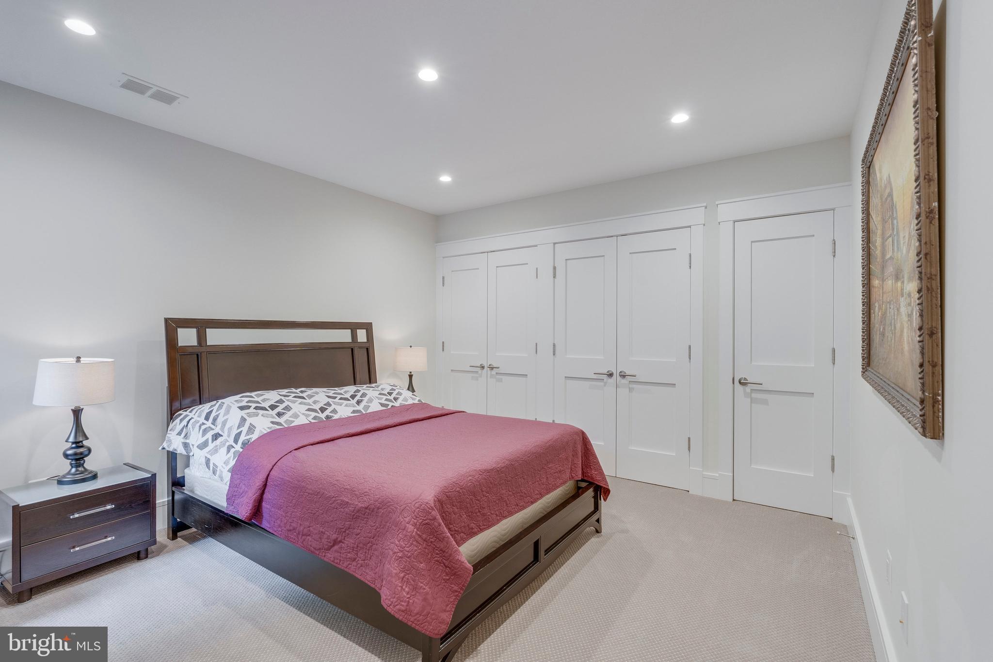 GREENWICH FOREST - Residential