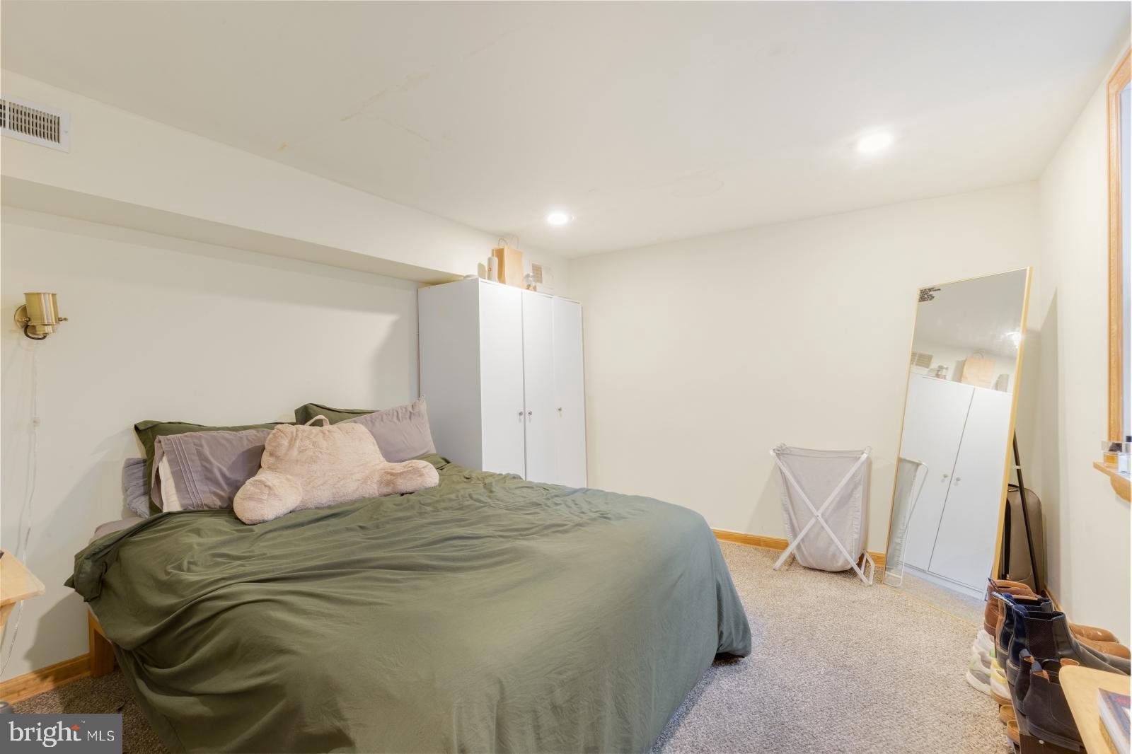 OLDE KENSINGTON - Residential Lease