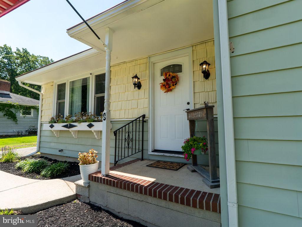 9 CORNWALL AVENUE