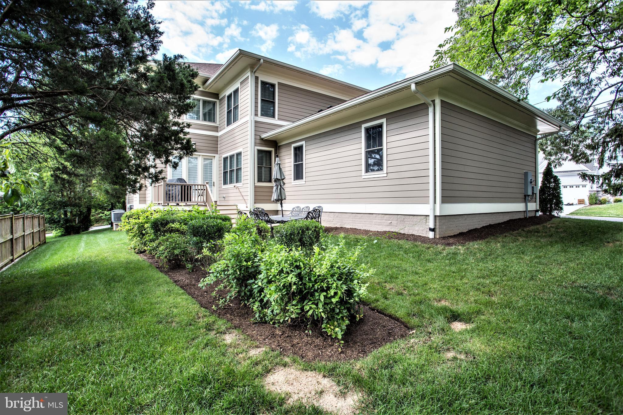 CRESCENT HILLS - Residential