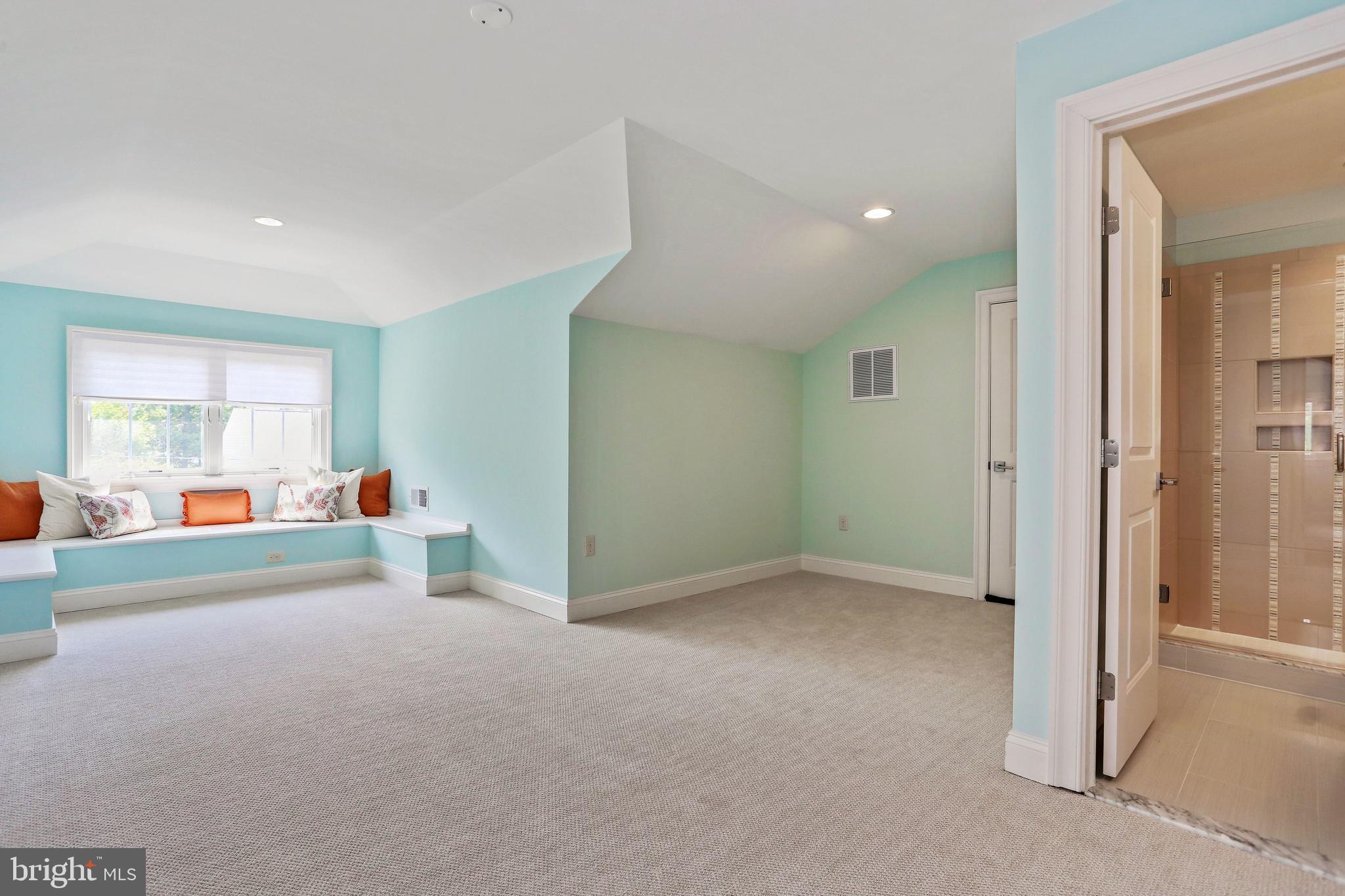 CRESCENT HILLS - Residential