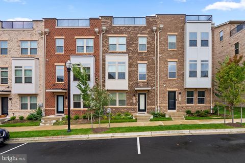 Townhouse For Sale - 2815 Battersea Lake Loop Loop<br/> HYATTSVILLE, MD 20782