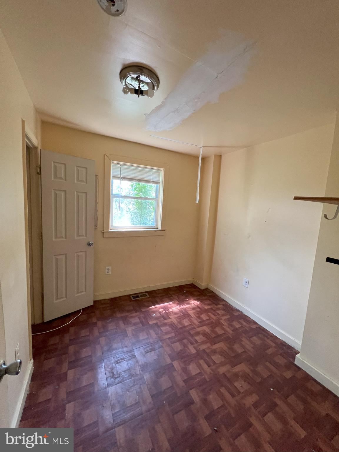 2129 HOLLINS STREET