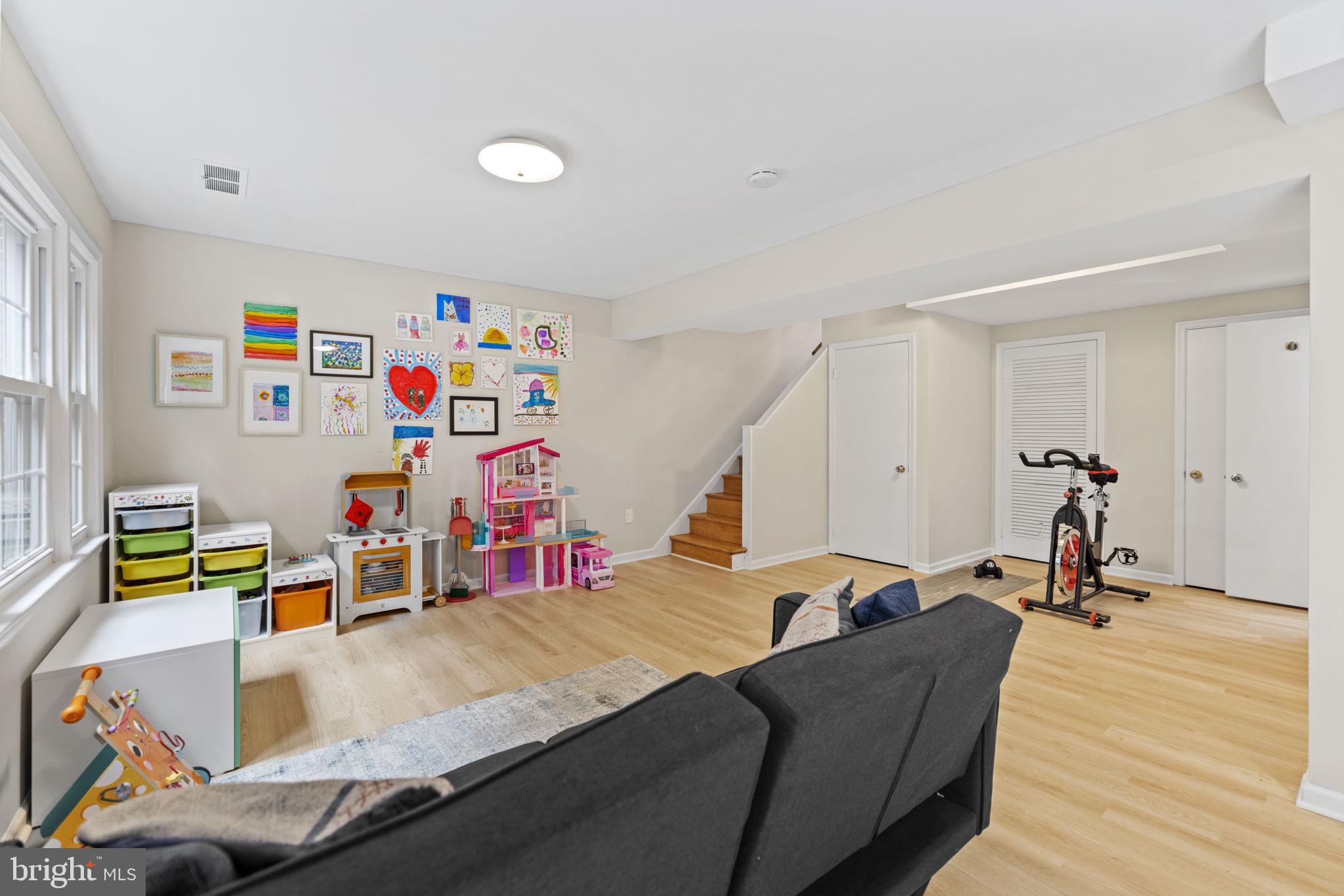 WOODLEY GARDENS COOP - Residential