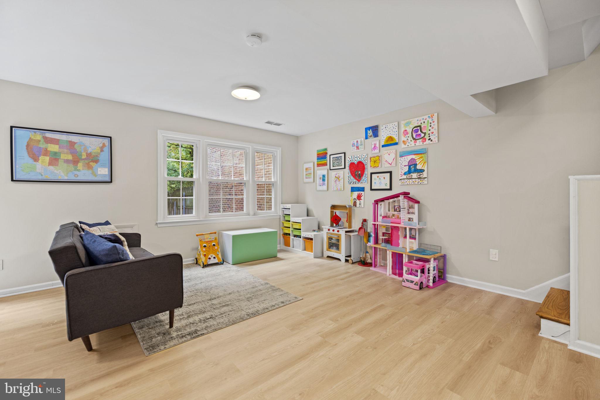 WOODLEY GARDENS COOP - Residential