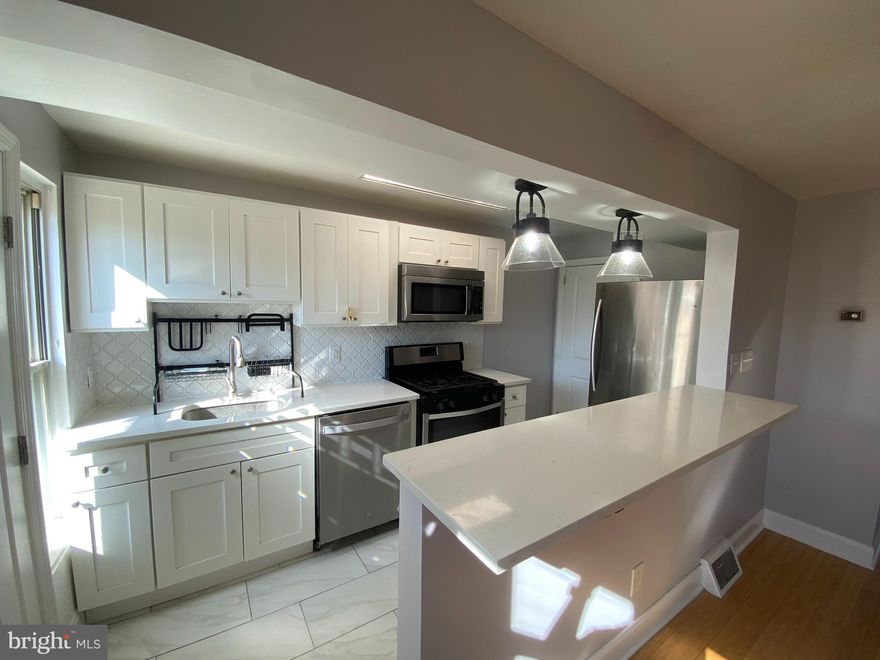 3 bedroom, 1.5 bathroom townhome now available! This property features a stunning updated kitchen and bathroom, open concept and on site washer/dryer hook ups on the interior. On the exterior, a fenced in patio and ample street parking. And finally, is conveniently located near an abundance of public transportation including but not limited to subways, buses, BLVD and 76 which will make the commute a breeze. So what are you waiting for? Hurry and schedule your appointment today!