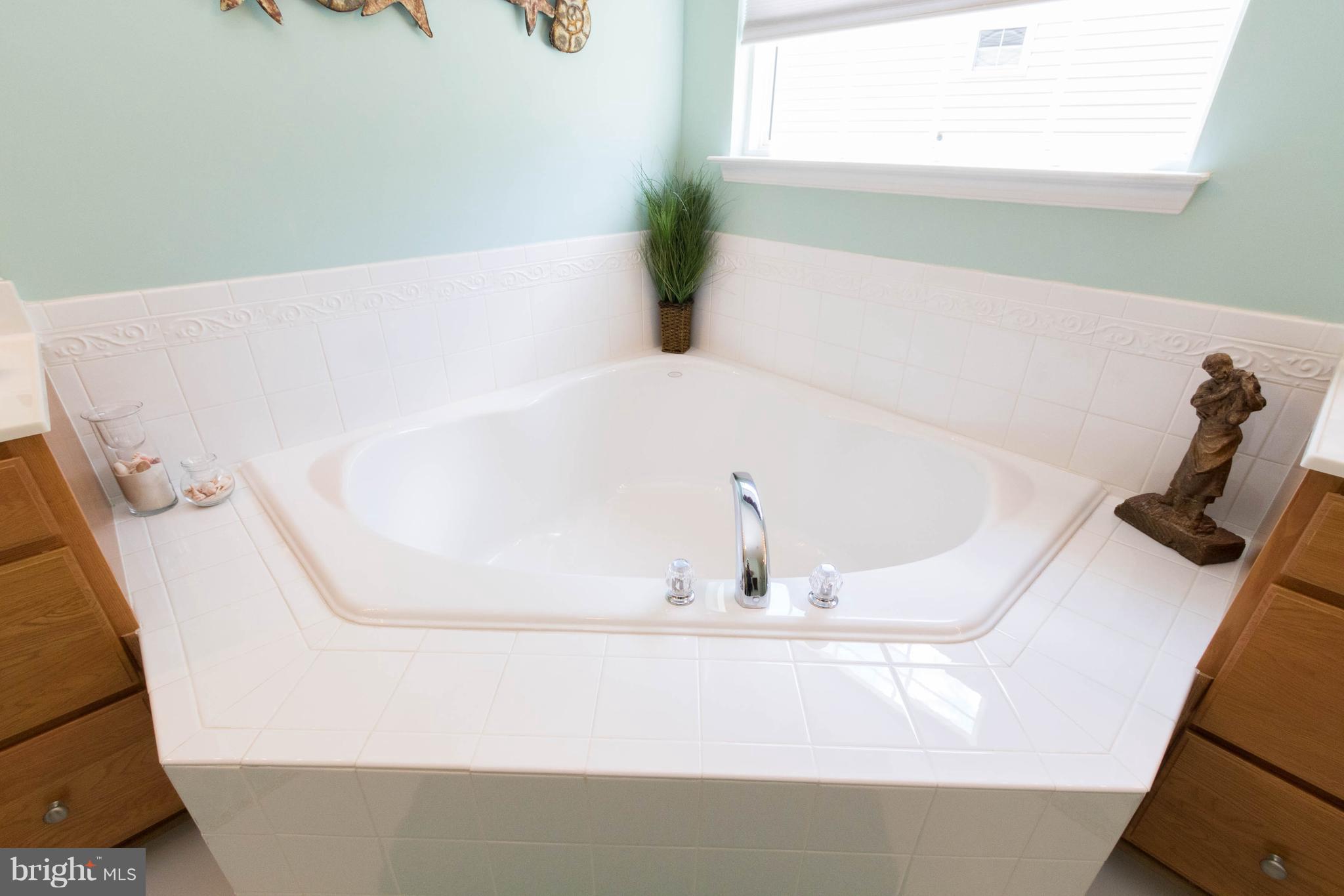 FOUR SEASONS - Residential