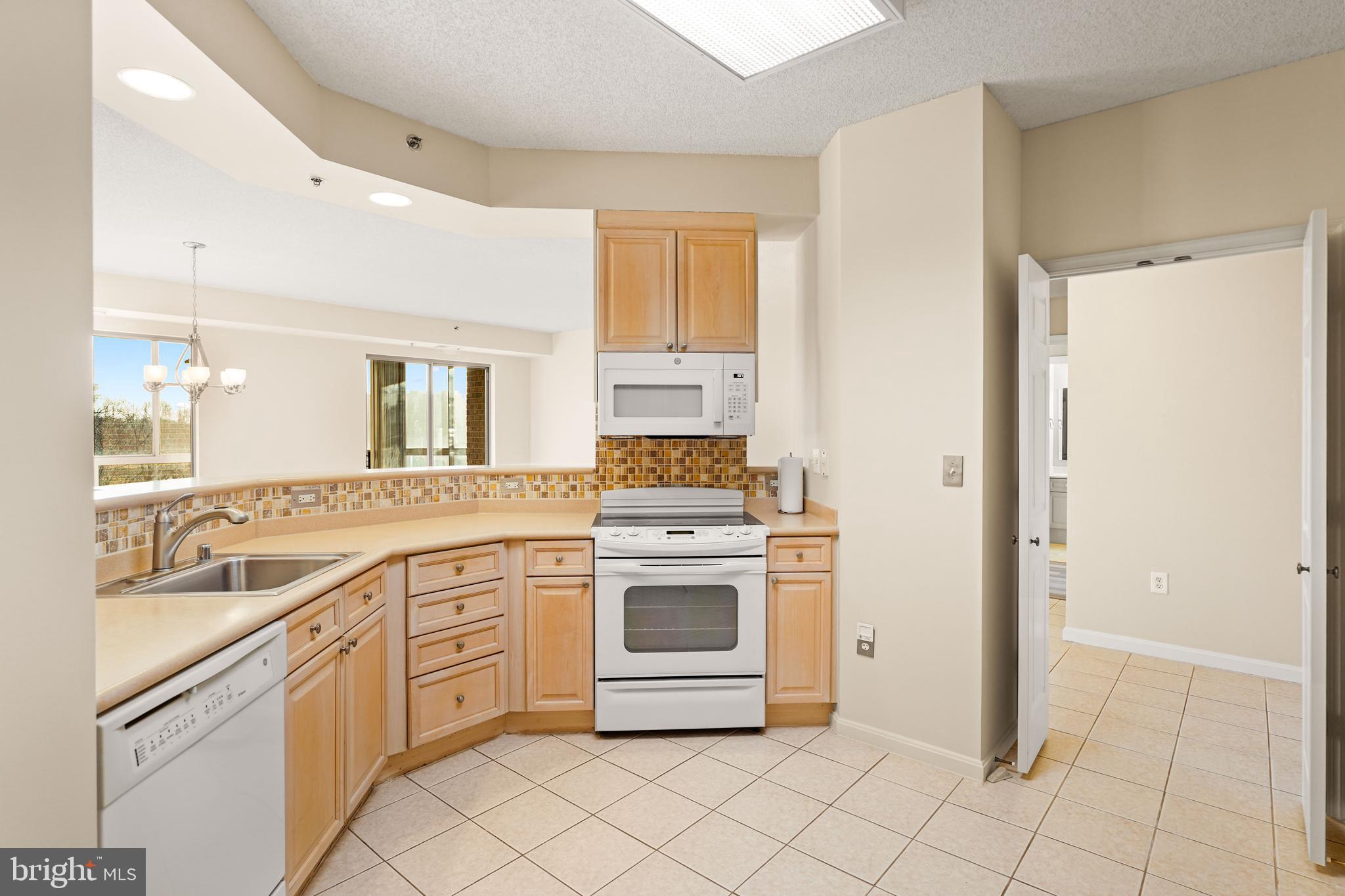 VANTAGE POINT EAST @ LEISURE WORLD - Residential